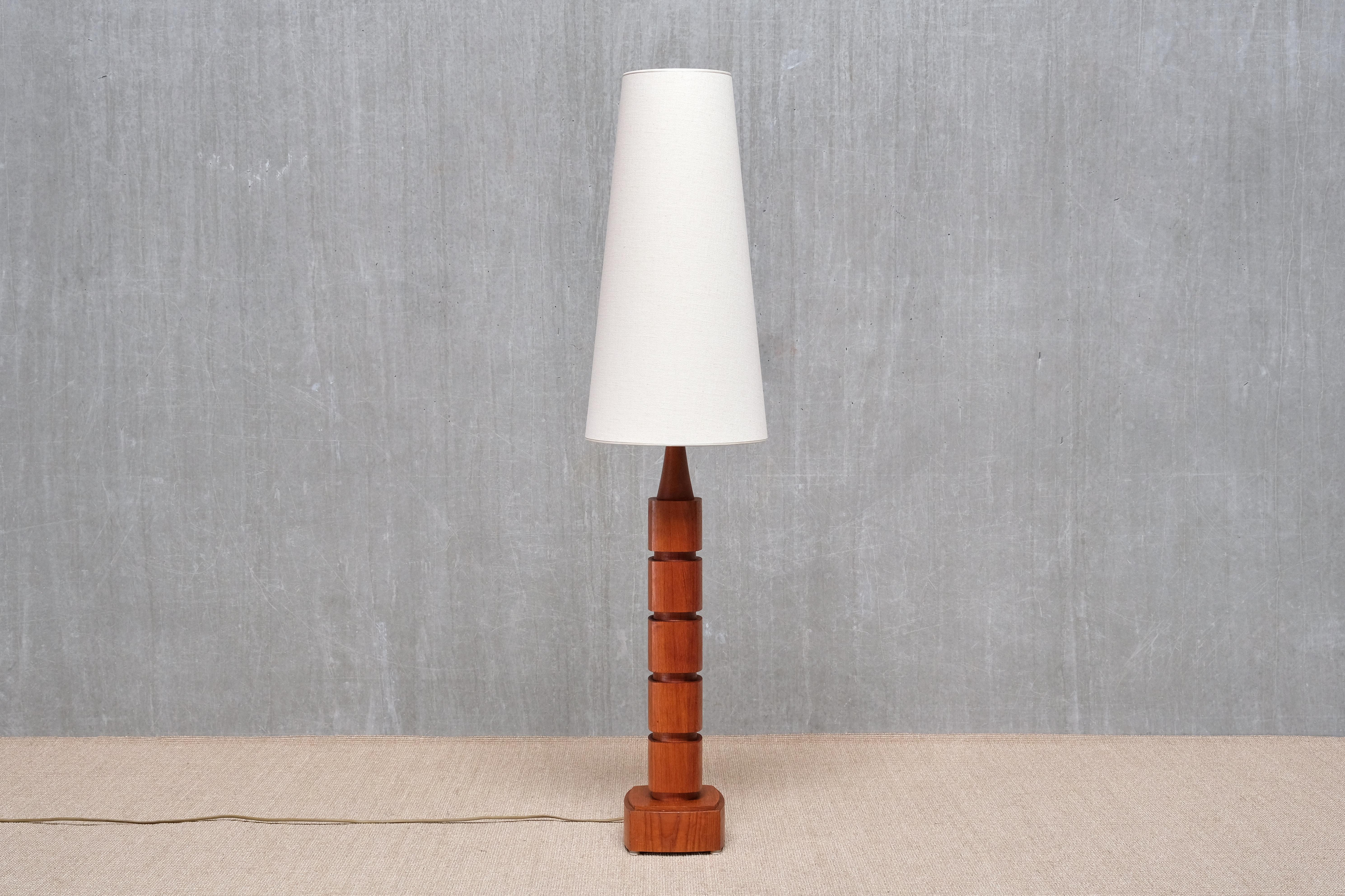 Ce remarquable lampadaire ou lampe de table haute a été produit par Möllers Armatur à Eskilstuna, en Suède, dans les années 1960. La lampe porte les initiales du fabricant, MAE, sur le dessous de la base. Grâce à ses proportions, la lampe convient