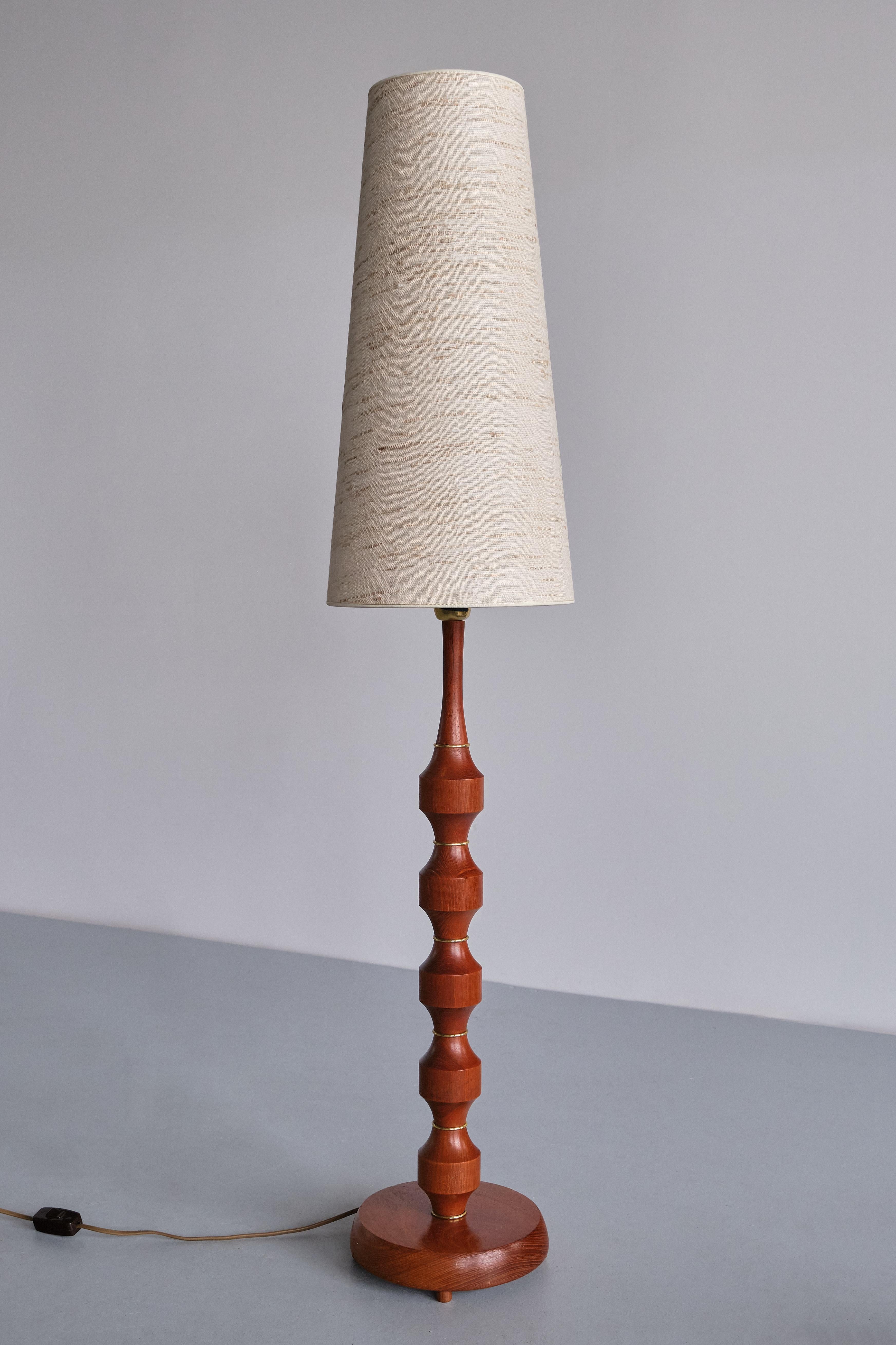 Ce remarquable lampadaire a été produit par Möllers Armaturfabrik à Eskilstuna, en Suède, à la fin des années 1950. La lampe porte le Label du fabricant et le numéro de modèle 94 sur le raccord.
Le design consiste en une base circulaire légèrement