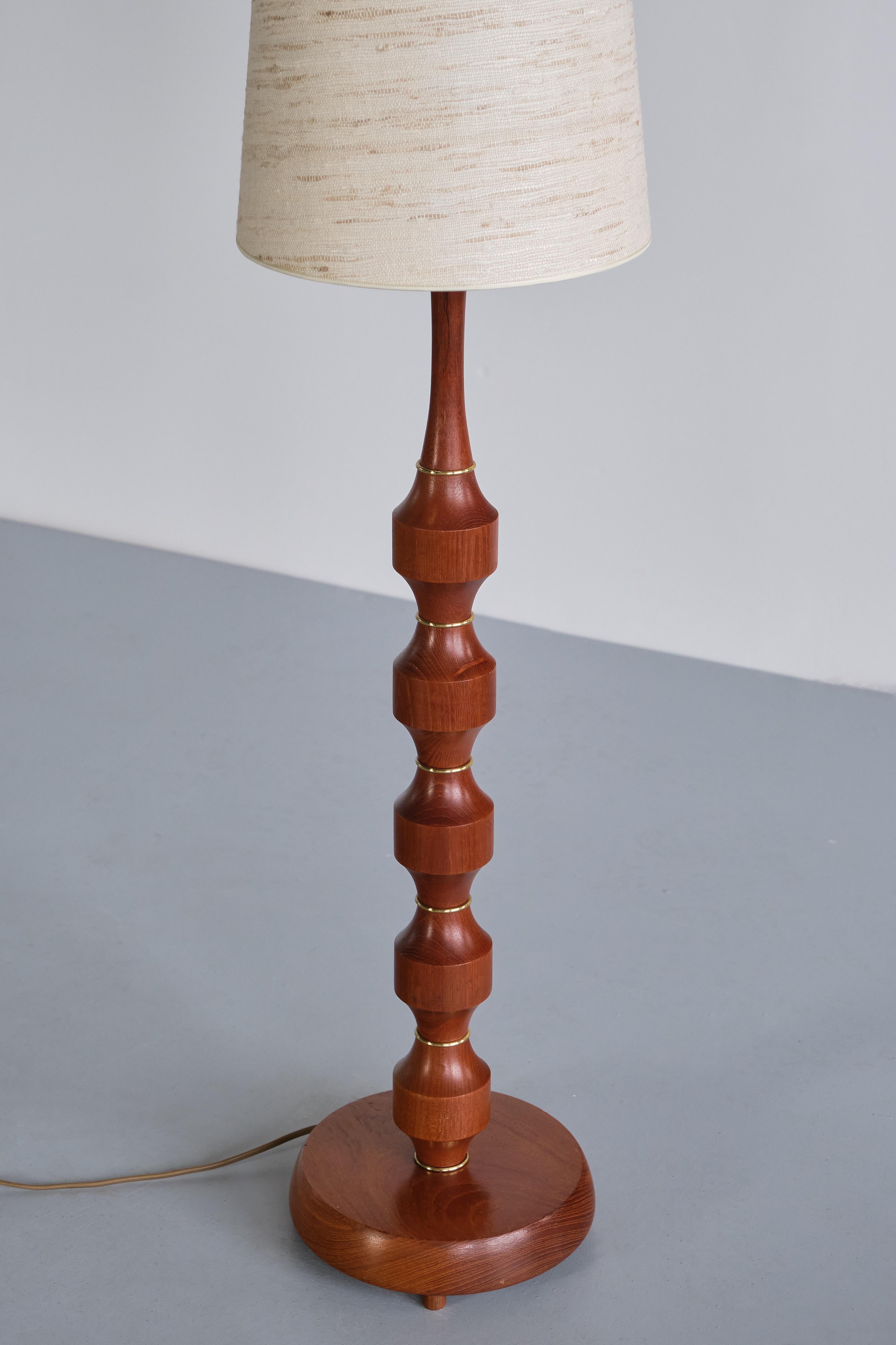 Eskilstuna Armaturer, lampadaire et lampe de table en teck, laiton et soie, Suède, années 1950 en vente 1