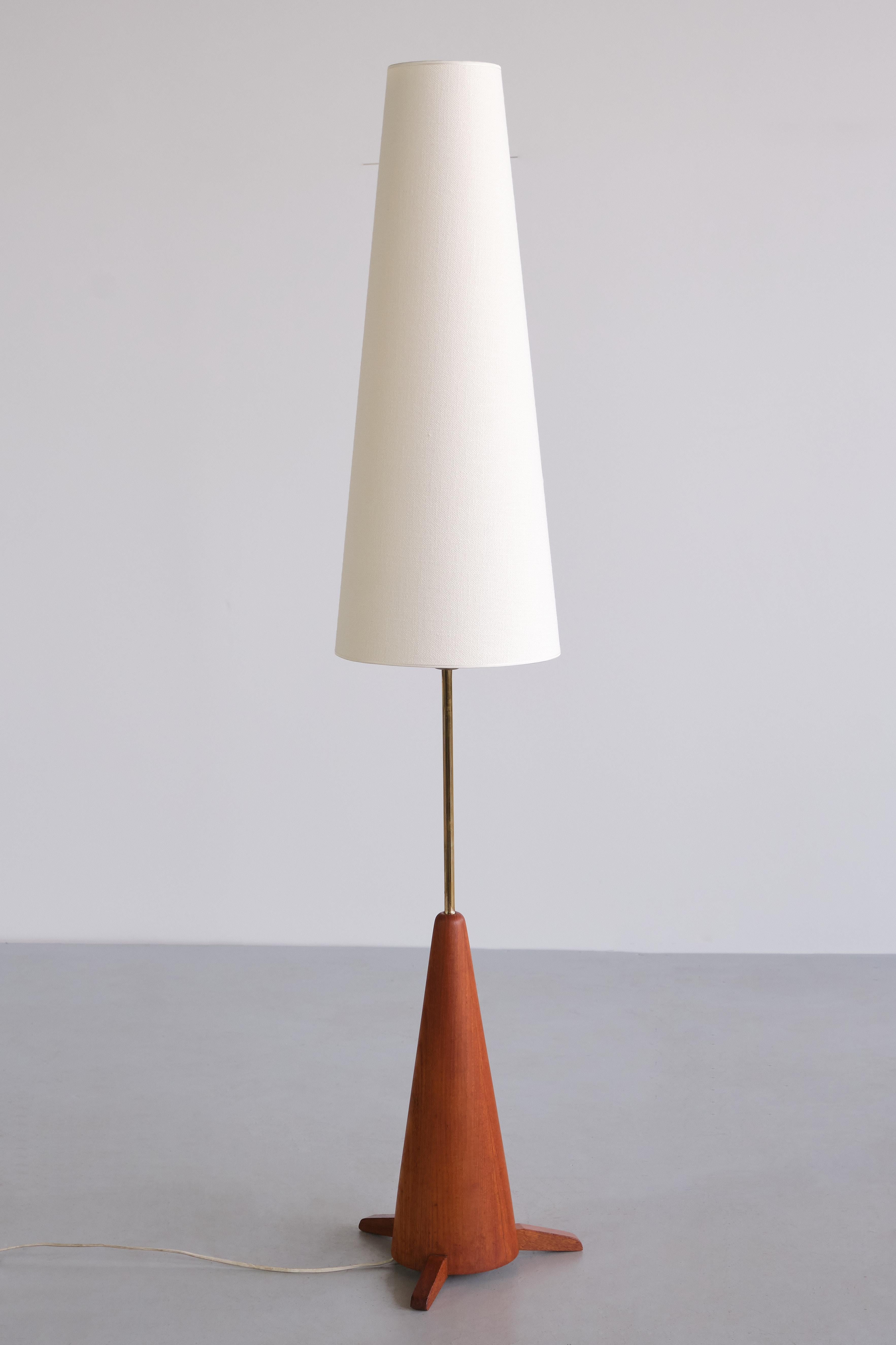 Ce rare lampadaire a été produit par Möllers Armaturfabrik à Eskiltuna, en Suède, dans les années 1950. Le modèle est numéroté 86 et la lampe est marquée 