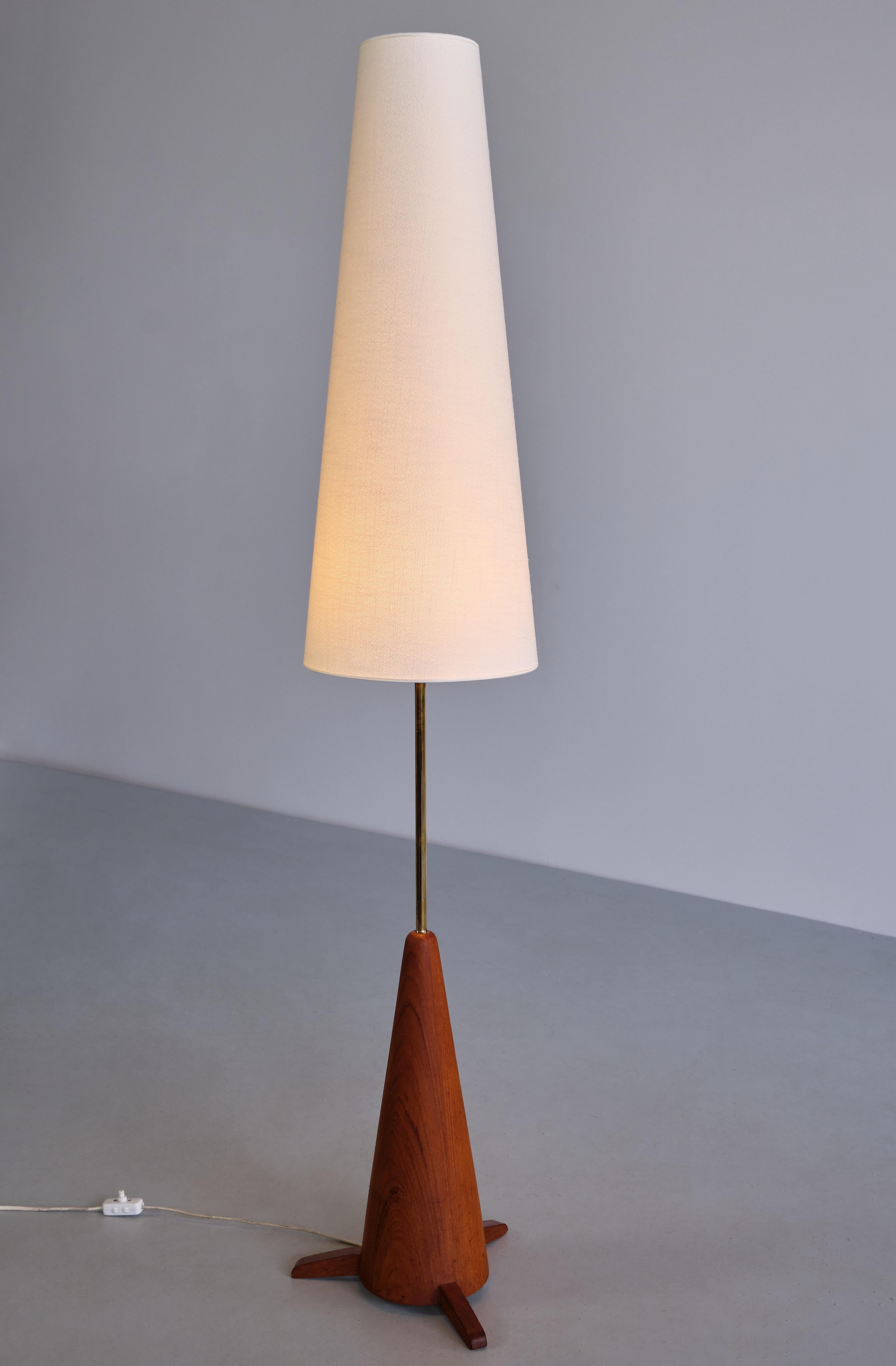 Mid-20th Century Möllers Armaturfabrik Eskiltuna Floor Lamp in Teak and Brass, Sweden, 1950s For Sale