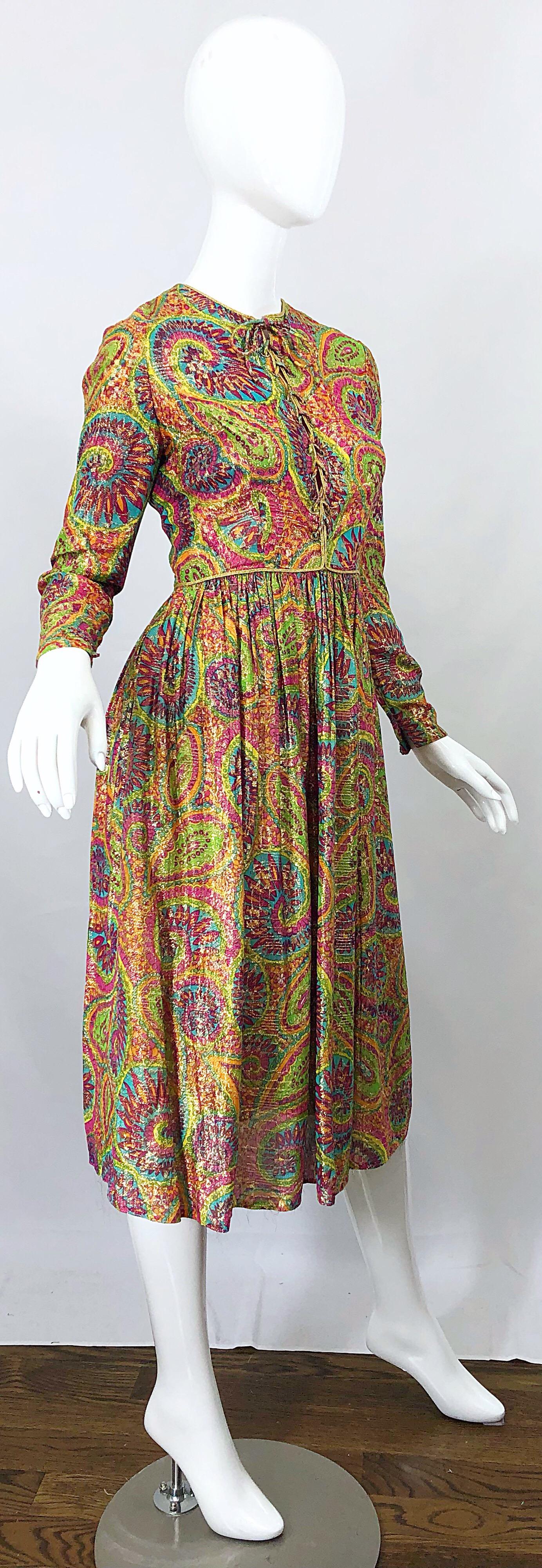 Mollie Parnis 1960s Seda Metálica Paisley Print Rhinestone Vestido Vintage Años 60 en venta 8