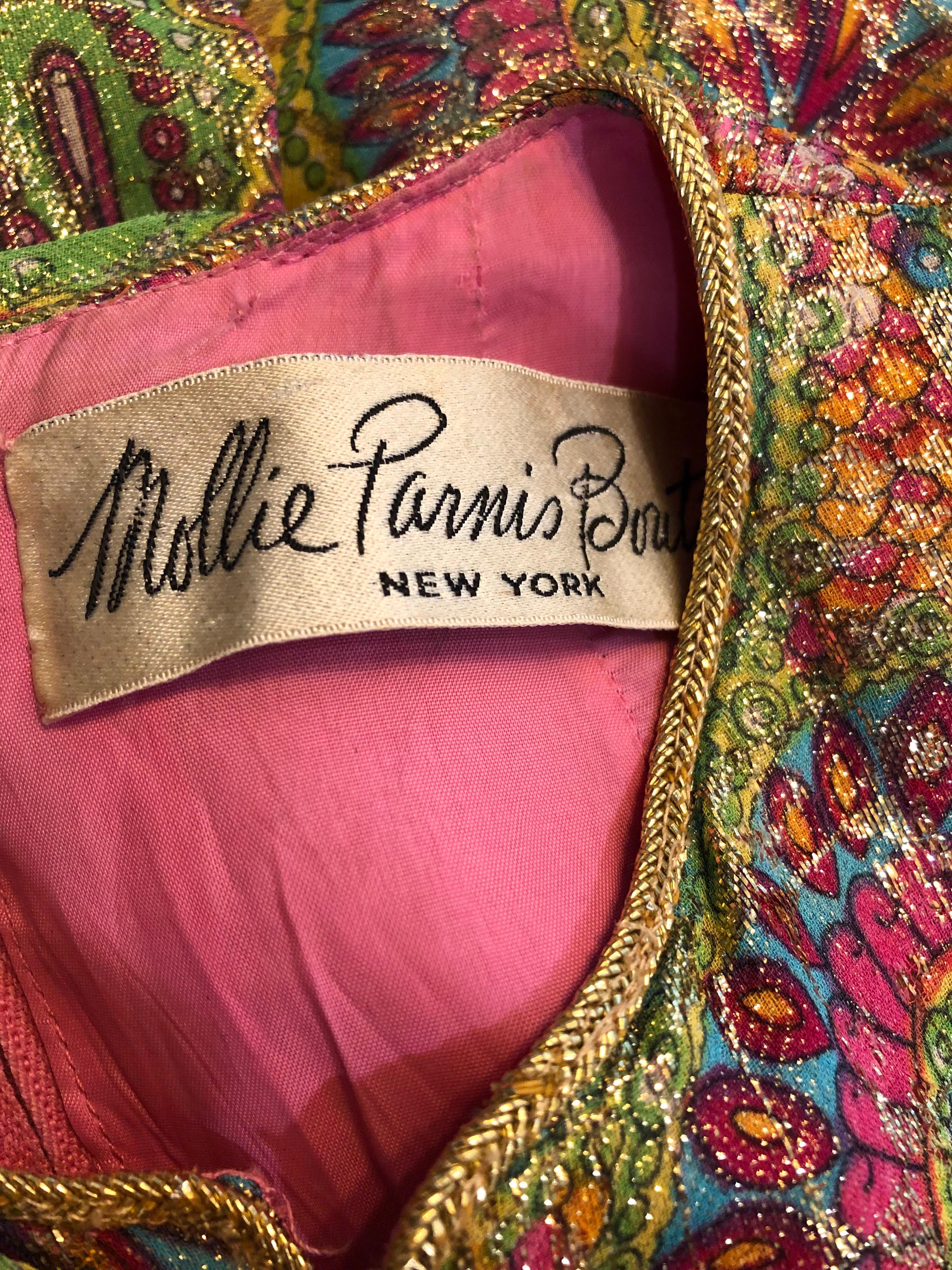 ¡Precioso vestido de los años 60 de MOLLIE PARNIS de seda metalizada con estampado paisley de colores brillantes! Presenta colores vibrantes de rosa fuerte, azul turquesa, verde, amarillo y naranja. Hilos metálicos dorados por toda la prenda. Estilo