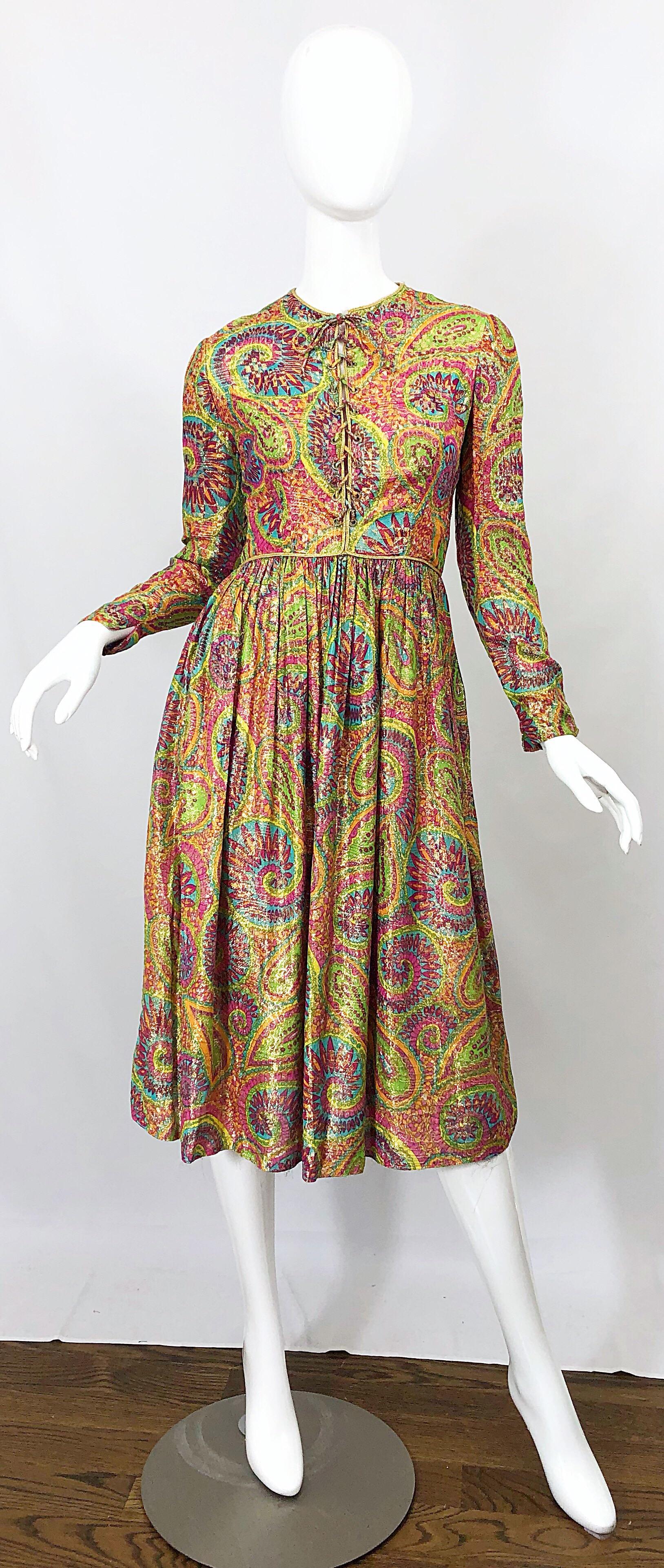 Mollie Parnis 1960s Seda Metálica Paisley Print Rhinestone Vestido Vintage Años 60 Marrón en venta