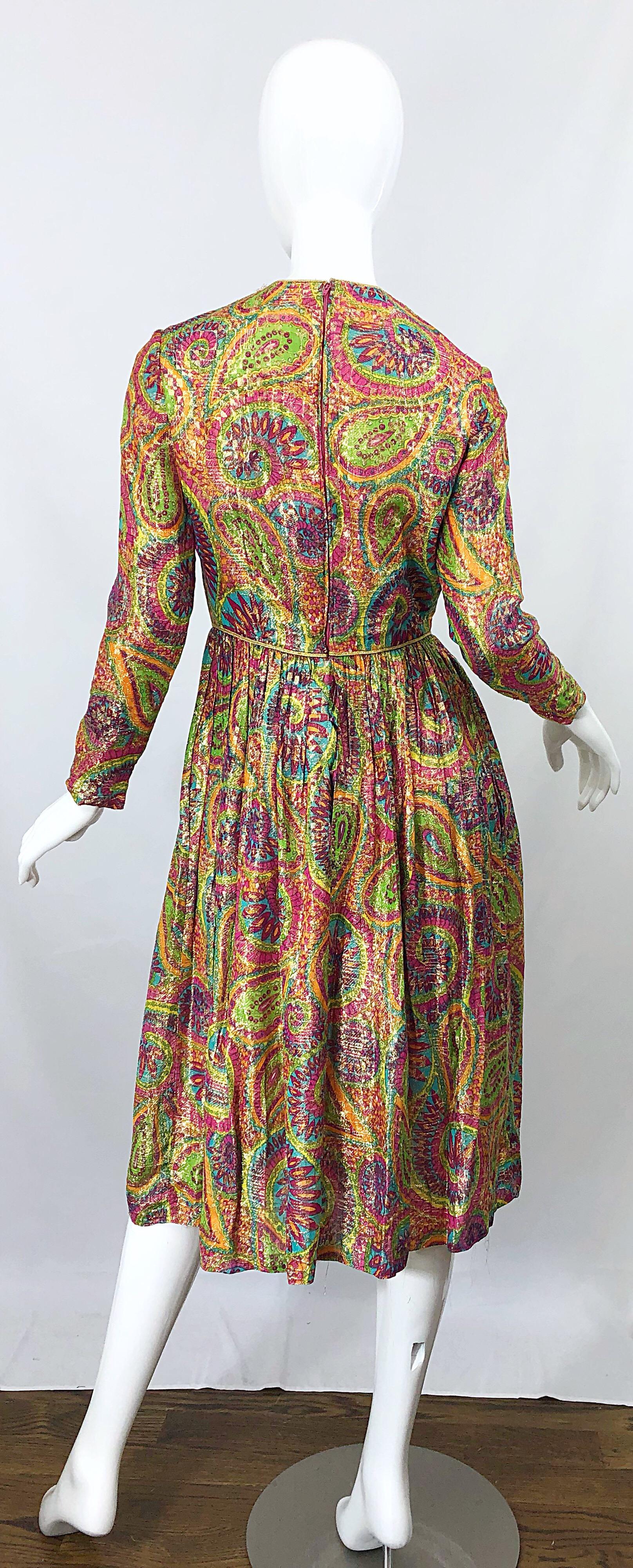 De las mujeres Mollie Parnis 1960s Seda Metálica Paisley Print Rhinestone Vestido Vintage Años 60 en venta