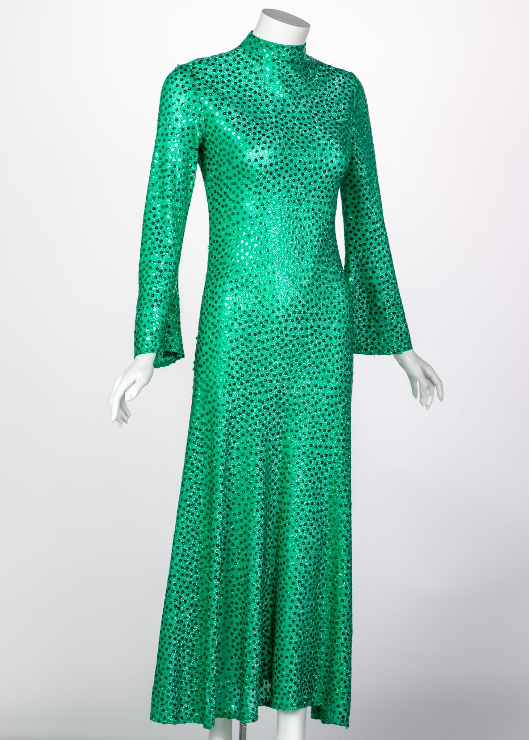 Vert Mollie Parnis - Robe à sequins vert émeraude à col bénitier, années 1960 en vente