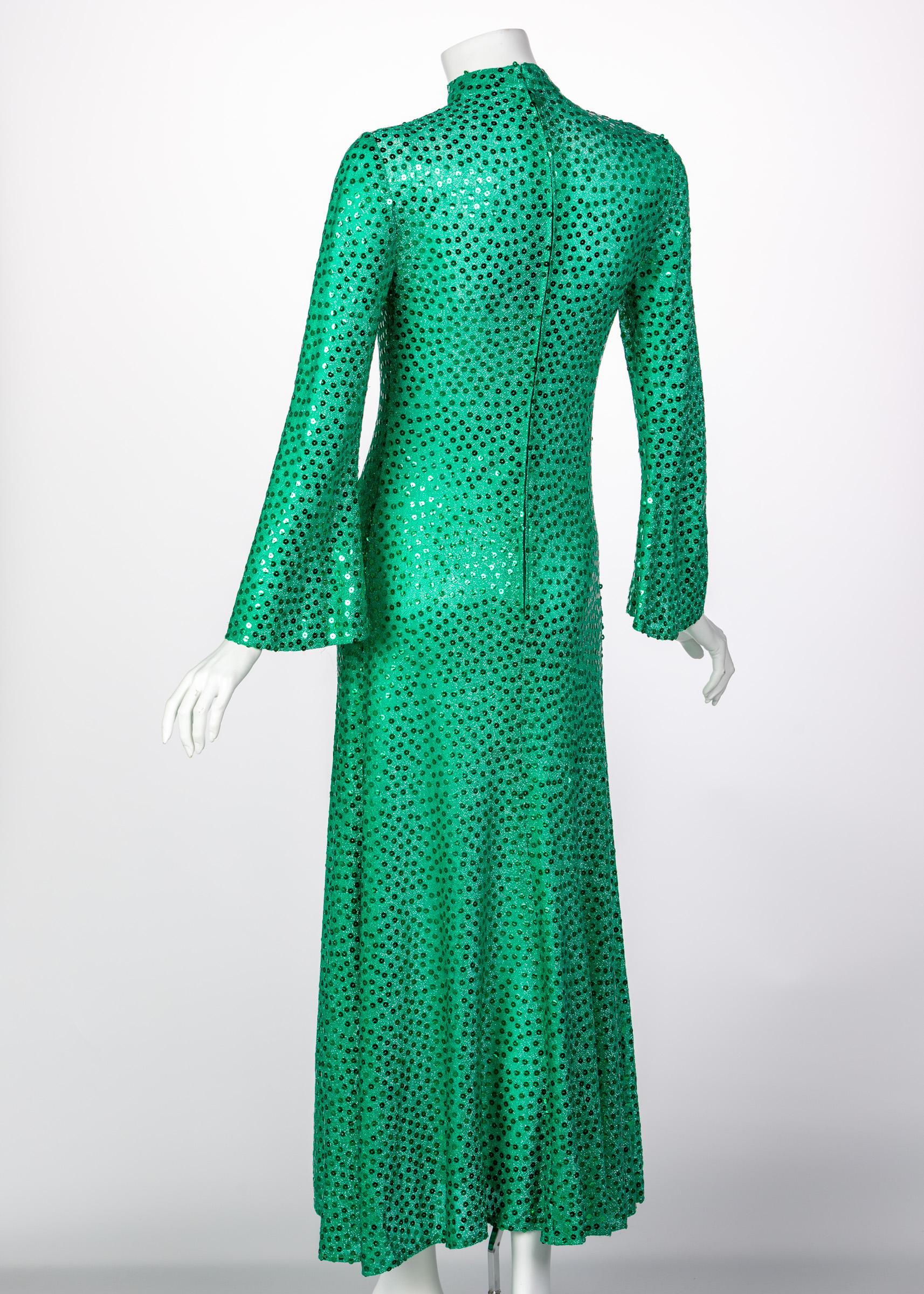 Mollie Parnis Smaragdgrünes Paillettenkleid mit Halsausschnitt, 1960er Jahre im Zustand „Hervorragend“ im Angebot in Boca Raton, FL