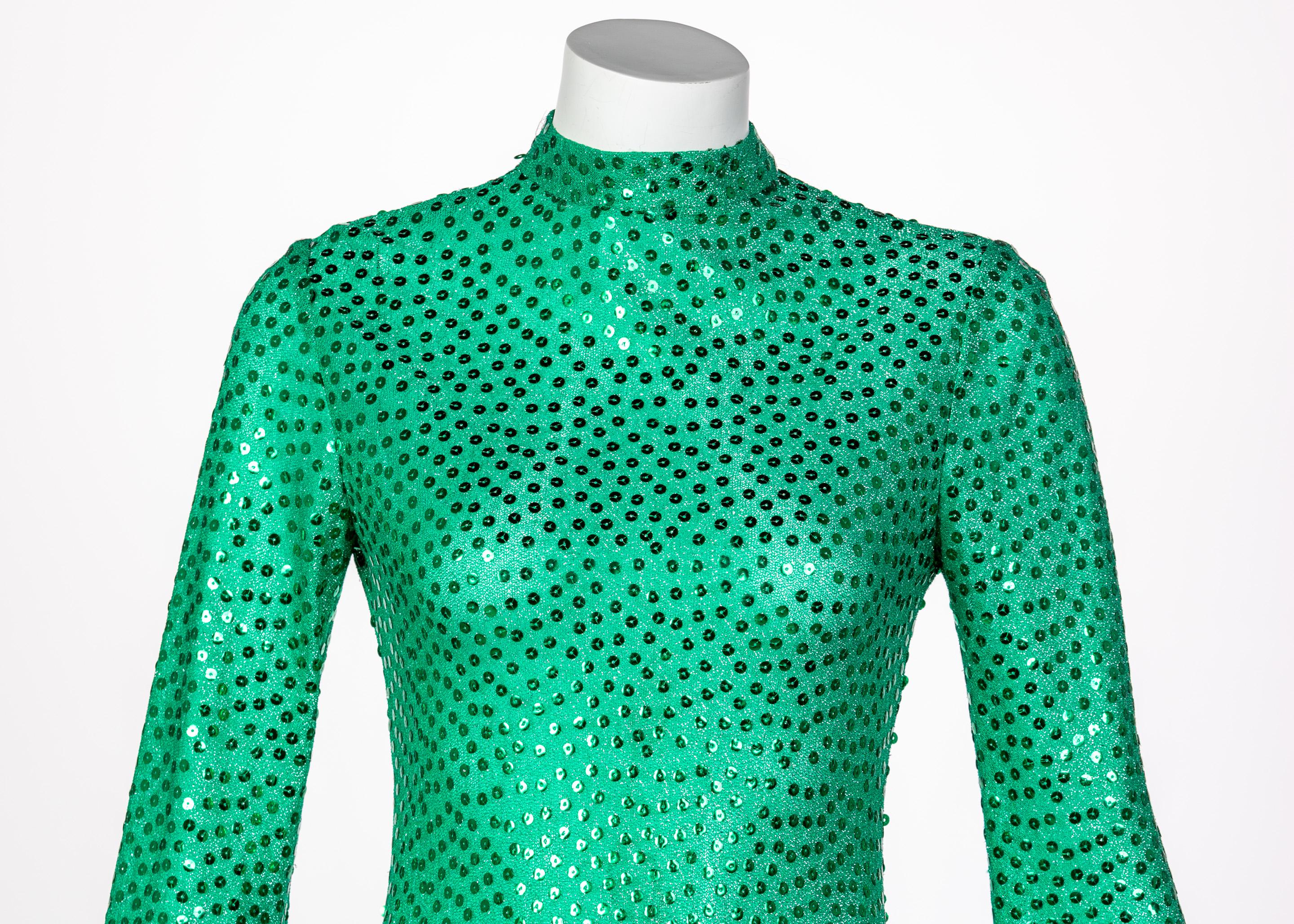 Mollie Parnis - Robe à sequins vert émeraude à col bénitier, années 1960 en vente 1