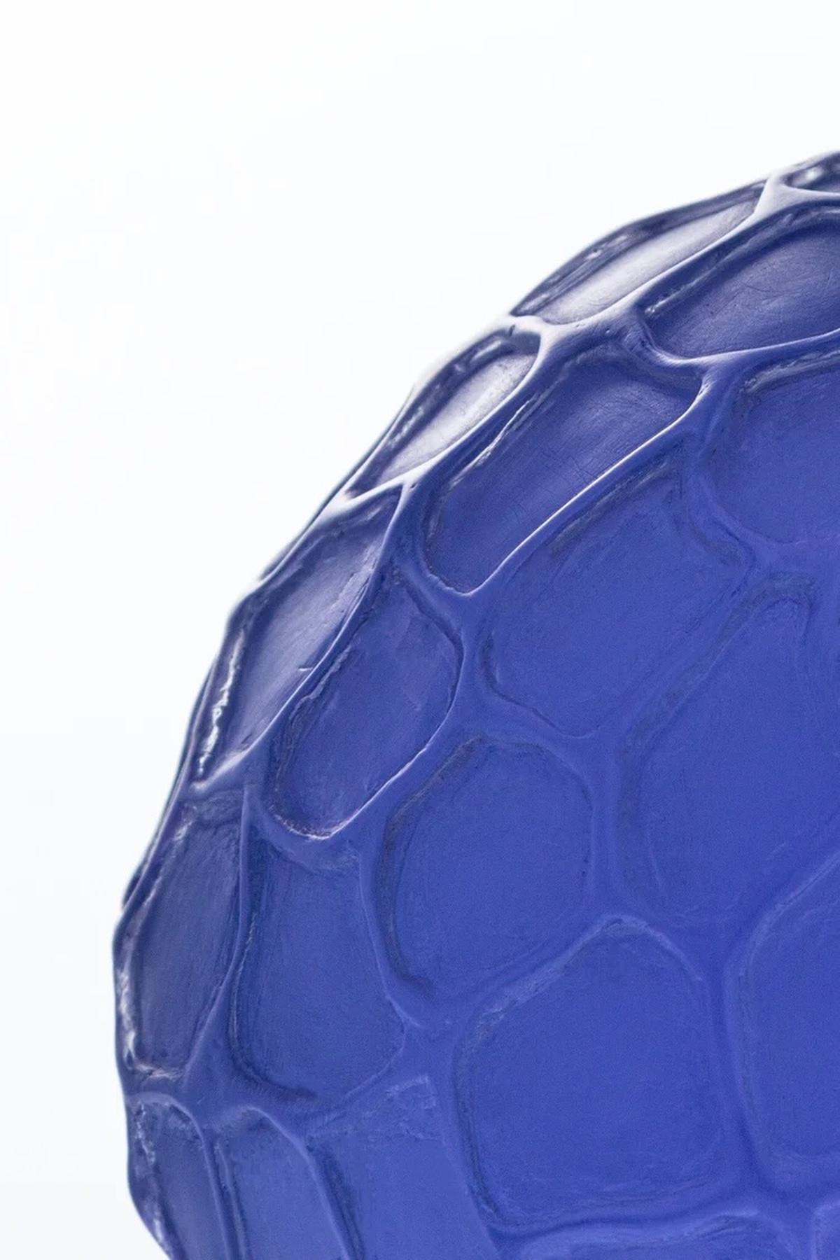 Moderno Scultura in scala Molly Bloom in resina blu di Karen Atta in vendita