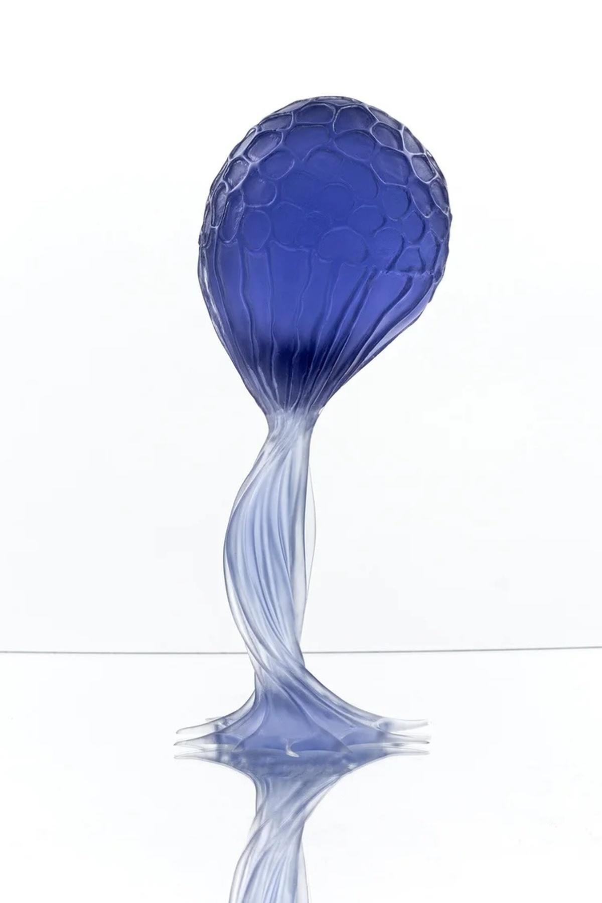 Scultura in scala Molly Bloom in resina blu di Karen Atta In condizioni Nuovo in vendita a New York, NY