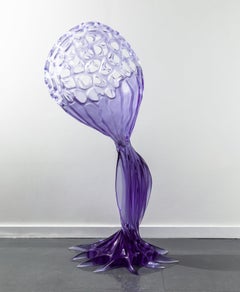 Molly Bloom Escultura Abstracta Moderna Grande en Resina Fundida Morada de Karen Atta