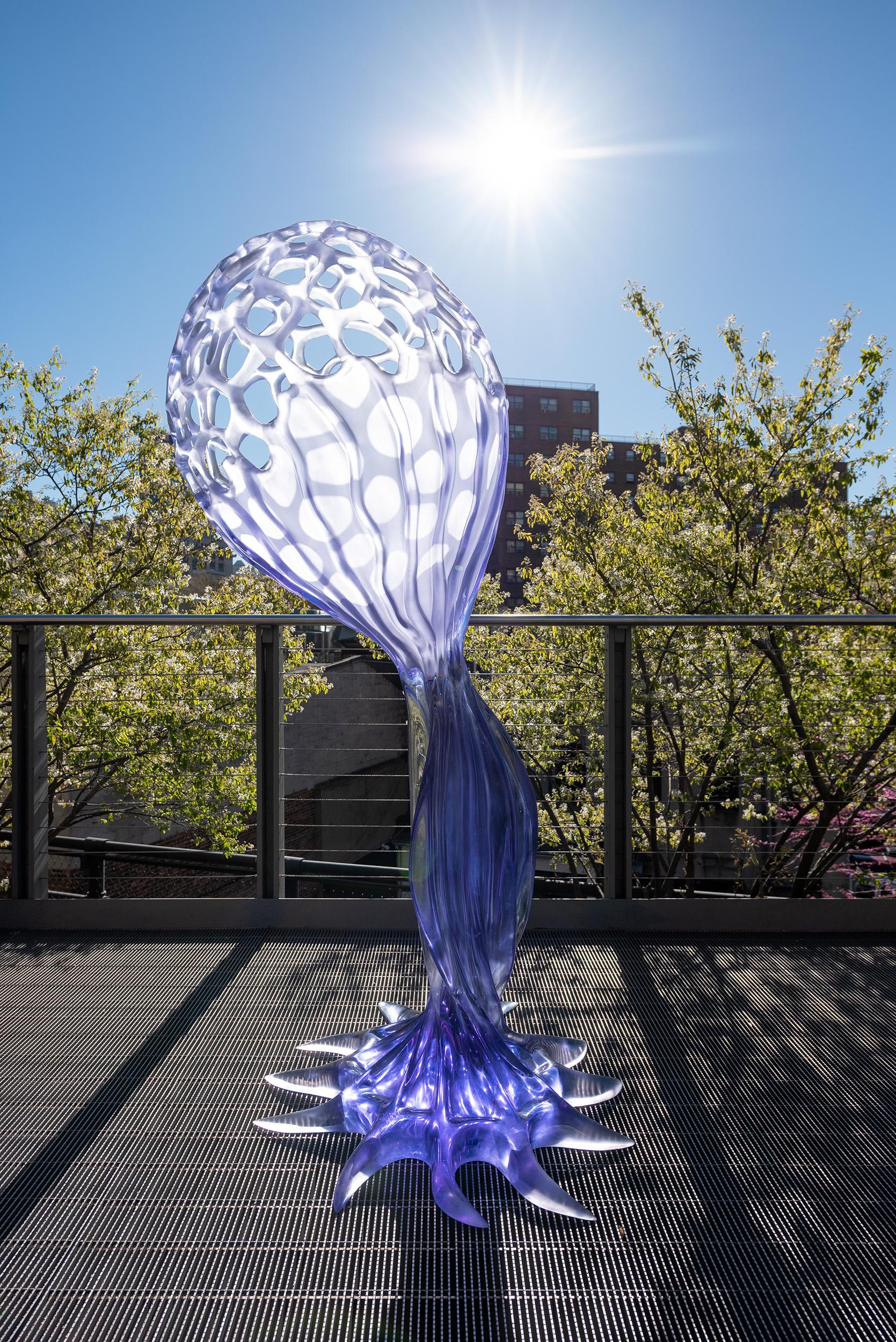 Moderno Scultura astratta moderna Molly Bloom di grandi dimensioni in resina fusa viola di Karen Atta in vendita