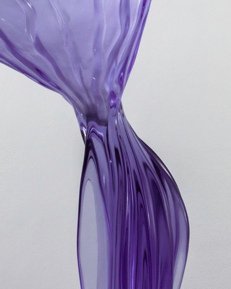 XXI secolo e contemporaneo Scultura astratta moderna Molly Bloom di grandi dimensioni in resina fusa viola di Karen Atta in vendita