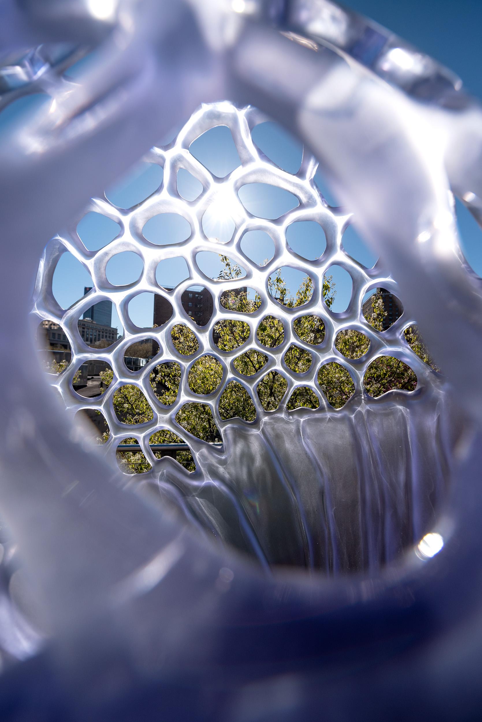 Resina Scultura astratta moderna Molly Bloom di grandi dimensioni in resina fusa viola di Karen Atta in vendita