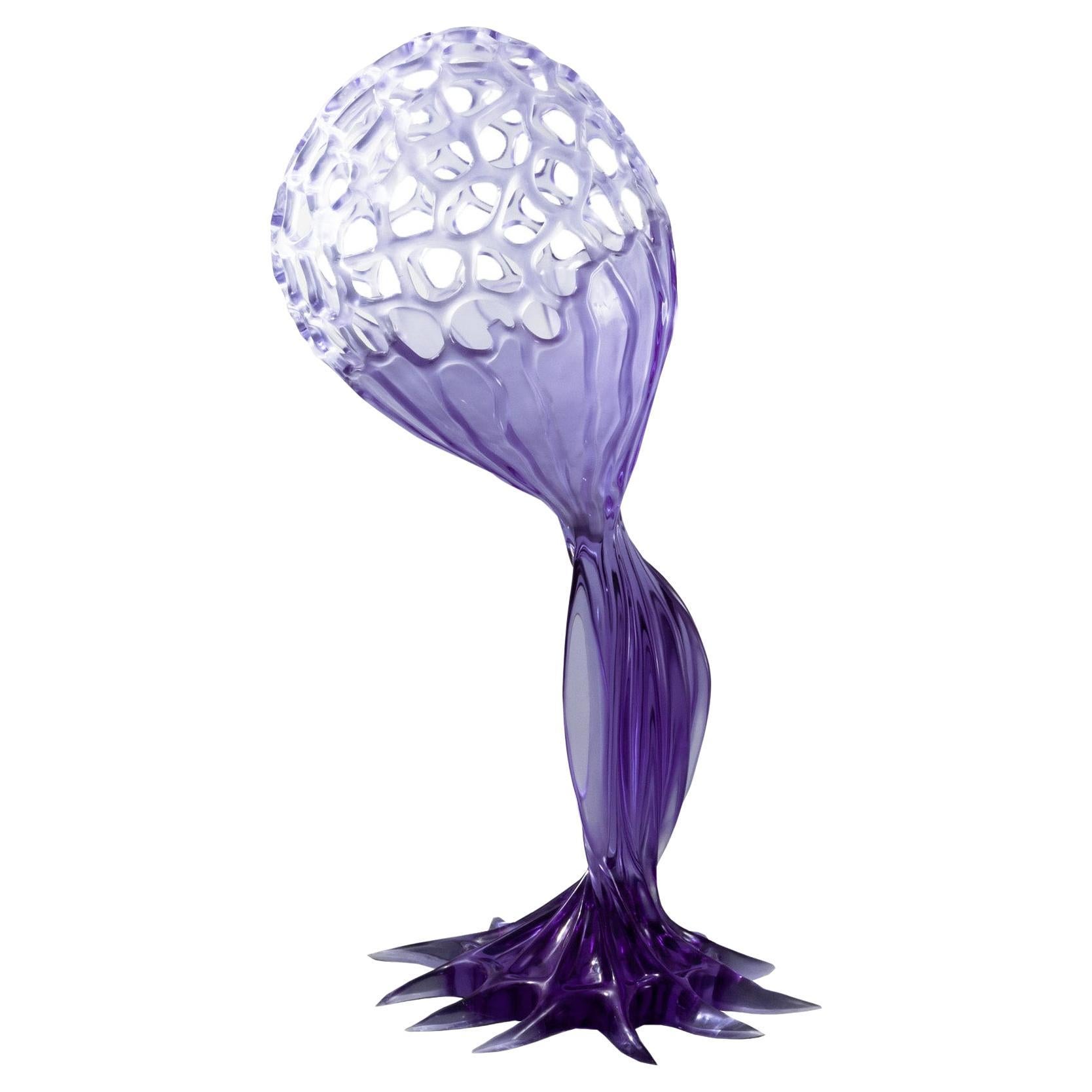 Scultura astratta moderna Molly Bloom di grandi dimensioni in resina fusa viola di Karen Atta