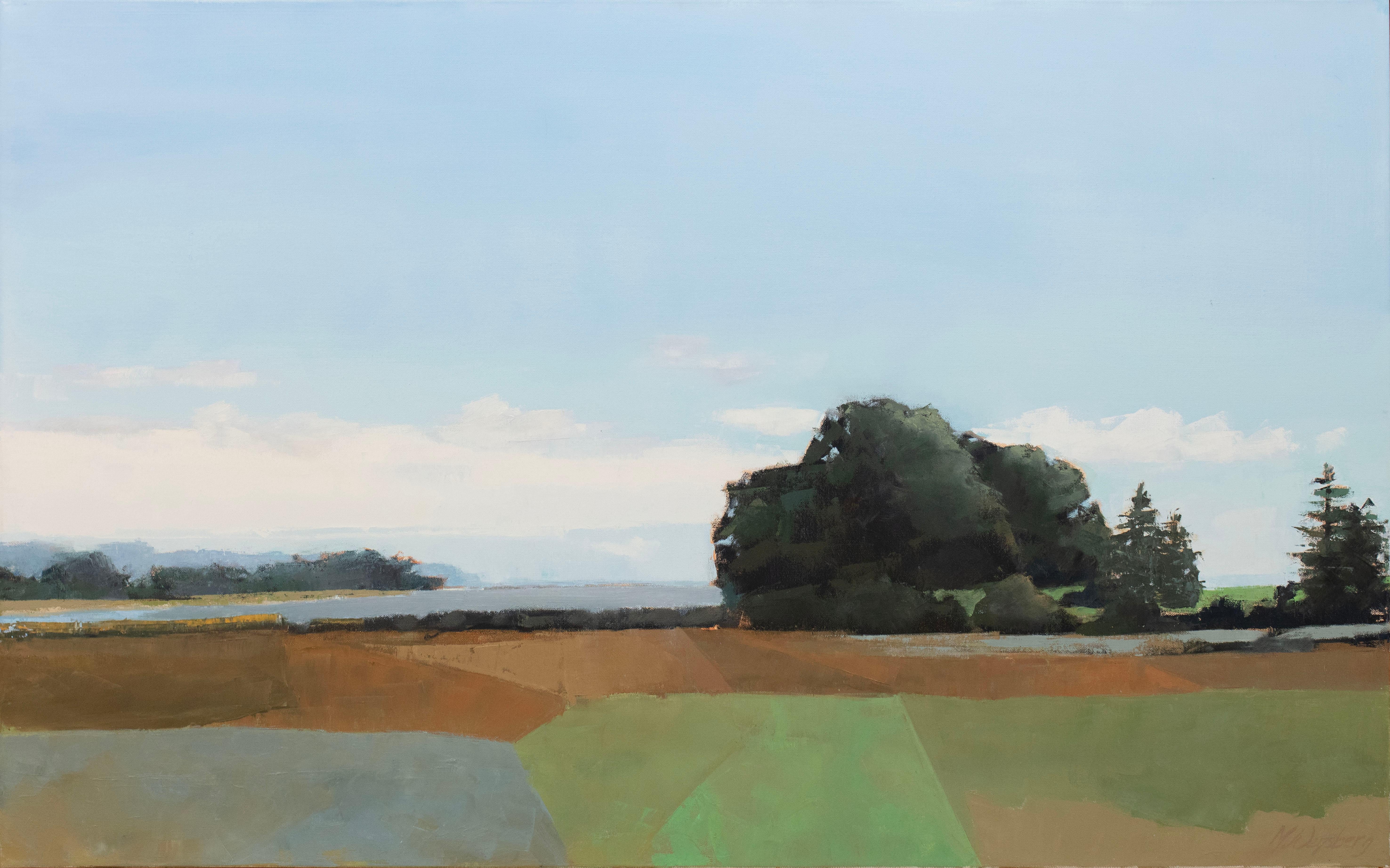 Questo dipinto di paesaggio astratto di Molly Doe Wensberg presenta una tavolozza di colori blu e terra fredda e cattura una scena di paesaggio con fogliame lussureggiante e campi ondulati sotto un cielo blu. L'artista astrae maggiormente alcune