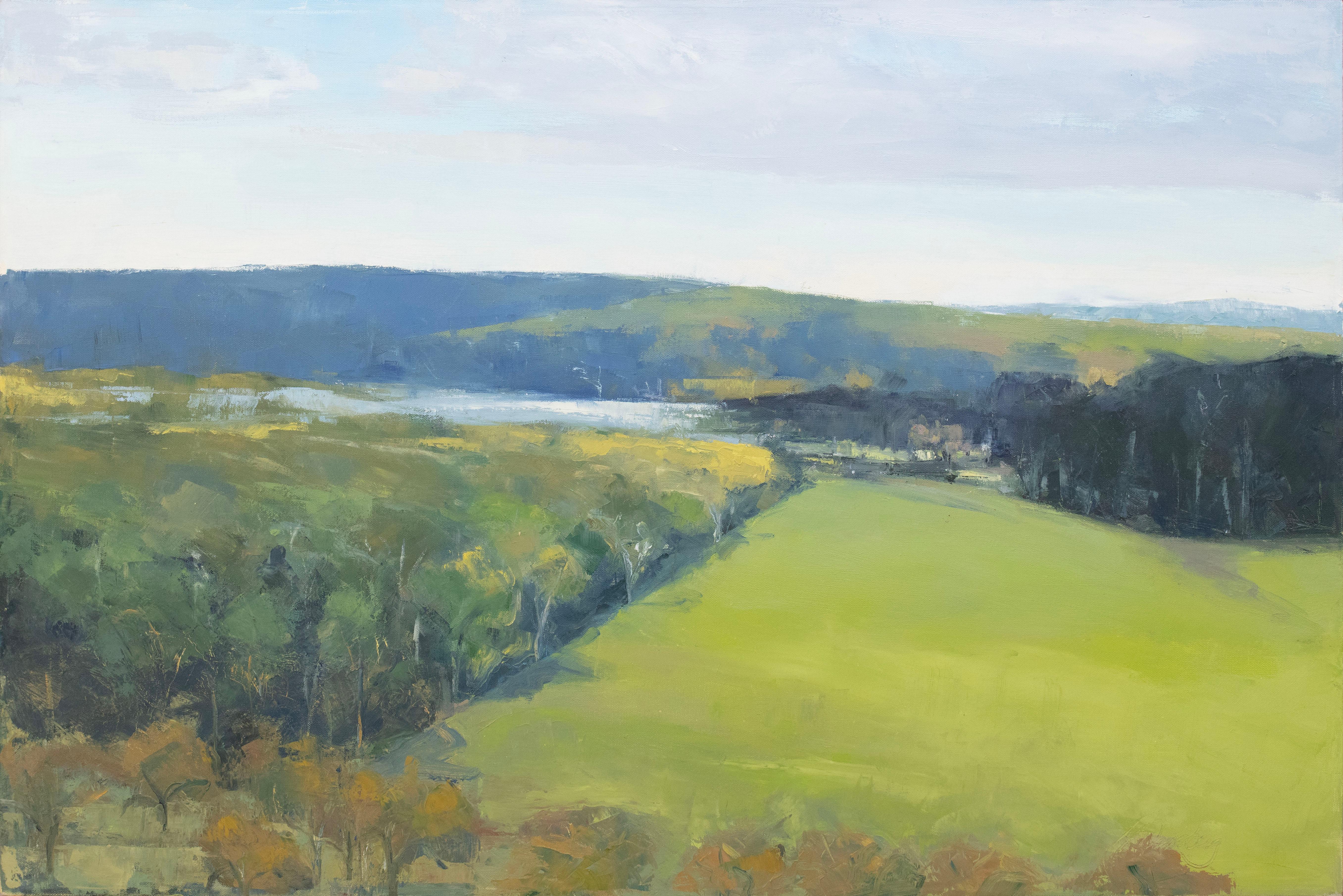 Cette peinture abstraite de Molly Doe Wensberg présente une palette froide de bleu, de vert et de jaune et capture une scène de paysage avec un feuillage luxuriant, des collines ondulantes et une petite étendue d'eau au loin. Le tableau lui-même
