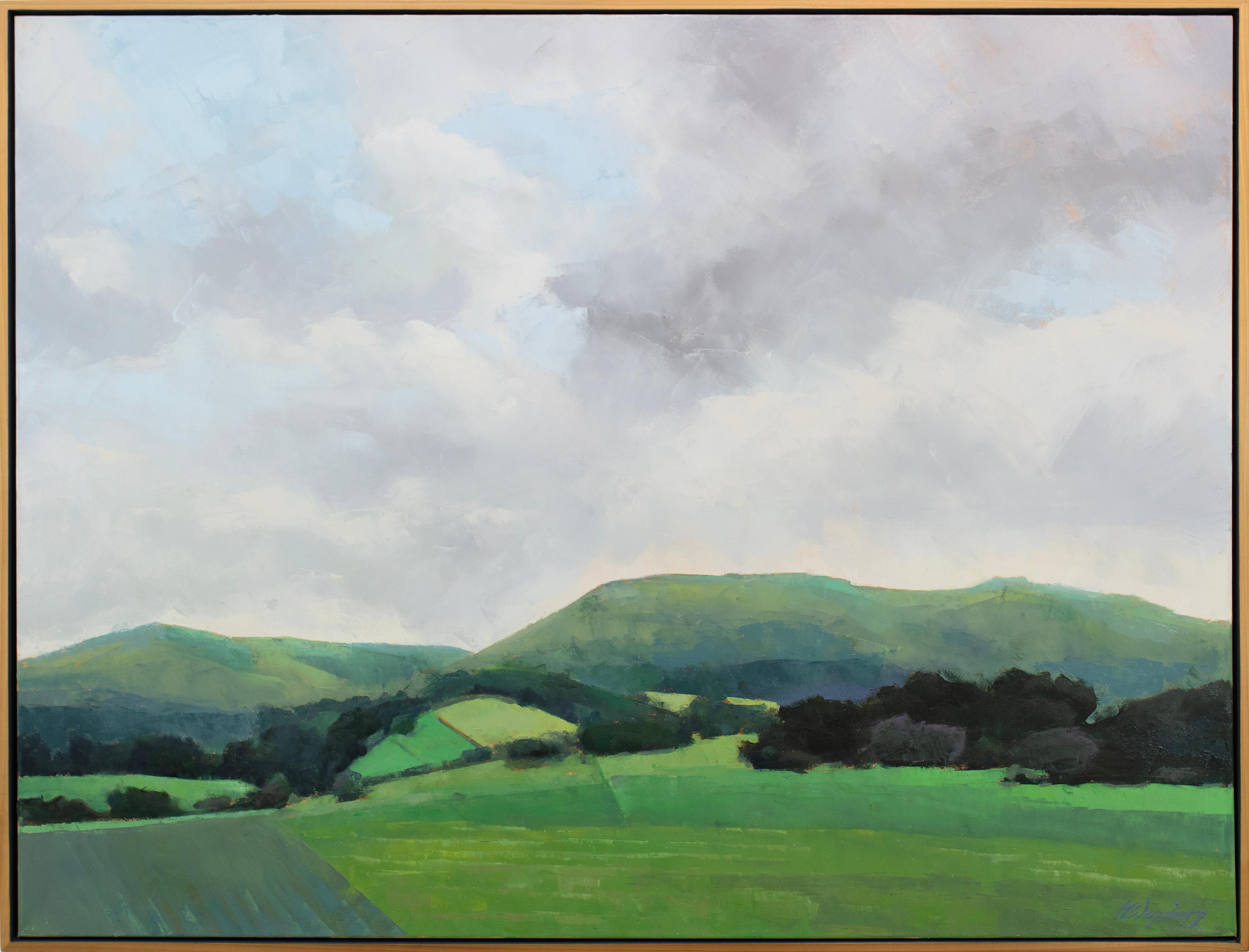 Ce paysage traditionnel peint par Molly Doe Wensberg présente une palette froide et capture une scène de collines verdoyantes et ondulantes sous un ciel bleu pâle et d'épais nuages gris. Elle présente un style légèrement abstrait, l'artiste