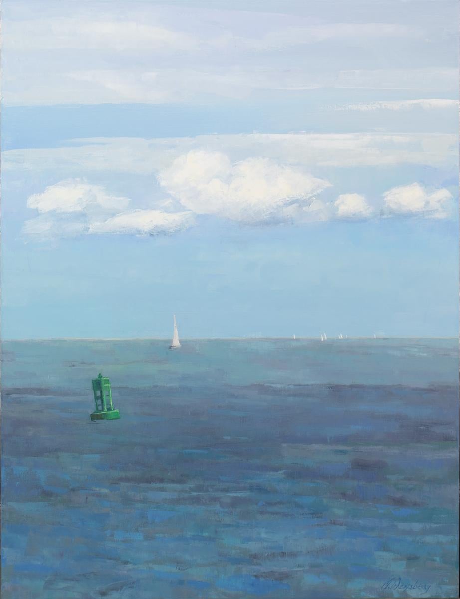 Este cuadro de paisaje marino tradicional de Molly Doe Wensberg presenta una paleta de azules fríos, y capta una escena de paisaje marino costero con un pequeño velero blanco navegando en aguas abiertas cerca de la línea del horizonte, y un buey