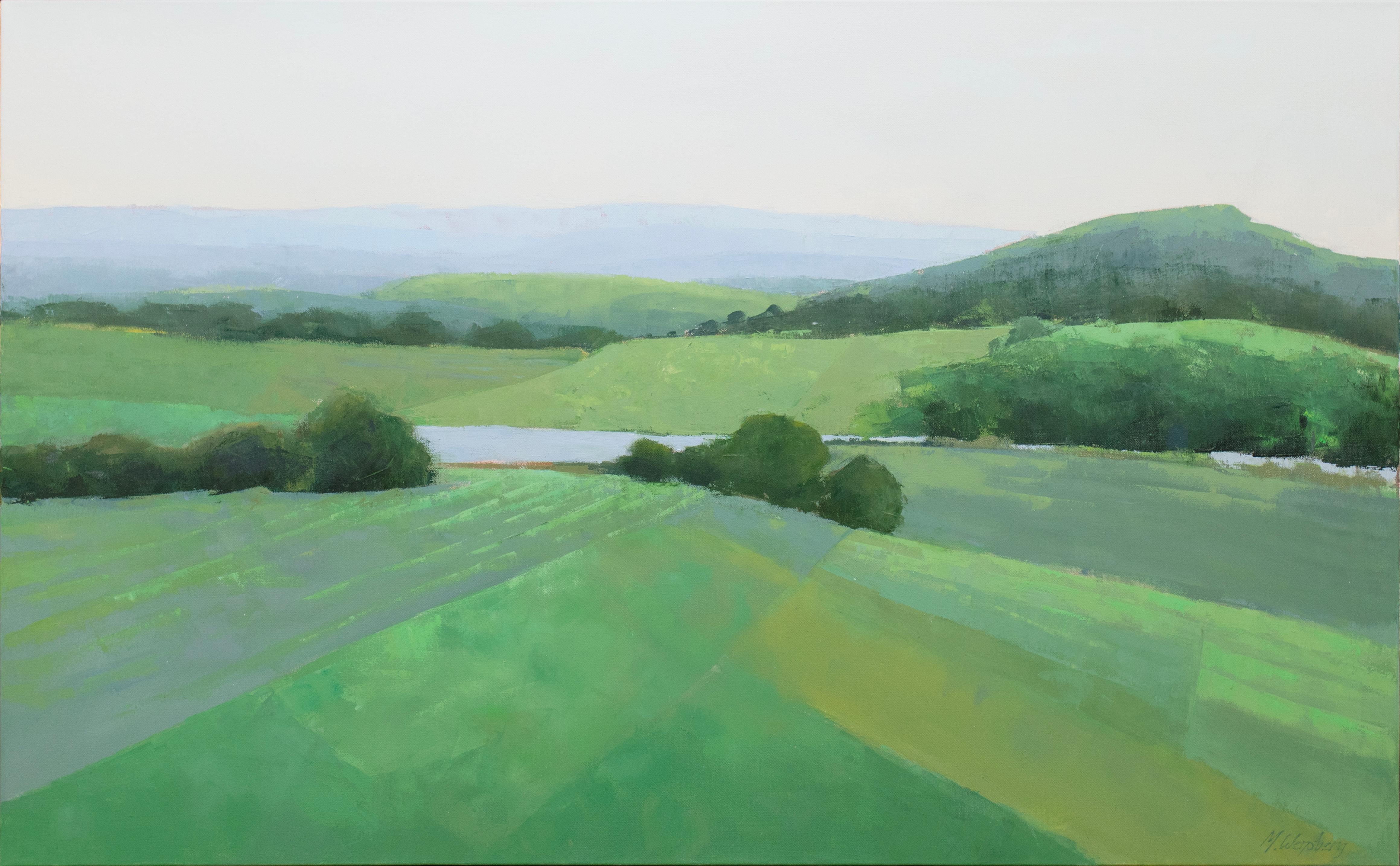 Ce paysage traditionnel peint par Molly Doe Wensberg présente une palette froide et capture une scène de collines verdoyantes et ondulantes sous un ciel pâle. Elle est très légèrement abstraite, l'artiste décomposant la scène en plans de différentes