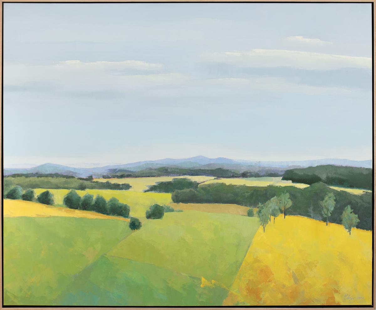 Ce paysage traditionnel peint par Molly Doe Wensberg présente une palette froide, capturant une scène de collines ondulantes luxuriantes jaunes et vertes sous un ciel bleu pâle. Le style de l'œuvre est légèrement abstrait, l'artiste décomposant les