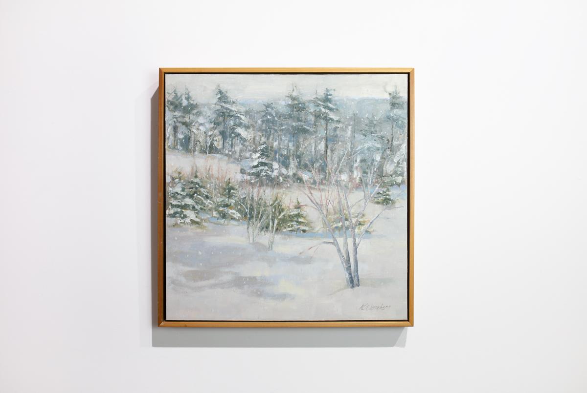Diese impressionistische Winterlandschaft von Molly Doe Wensberg ist in kühlen Blau-, Grün- und Weißtönen gehalten. Der Künstler fängt eine Landschaftsszene mit Bäumen ein, die von üppigem Schnee umgeben sind. Das Gemälde selbst misst 20
