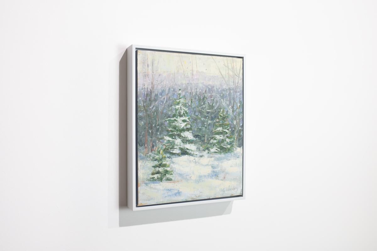 Ce paysage d'hiver impressionniste peint par Molly Doe Whiting présente une palette froide de bleu, de vert, de lavande et de blanc. L'artiste capture une scène d'arbres à feuilles persistantes couverts de neige, entourés d'un sol enneigé et