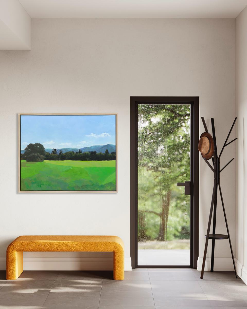 Ce paysage giclé en édition limitée de Molly Doe Wensberg est édité à 195 exemplaires. Elle présente une palette de verts et de bleus éclatants et capture une scène d'un champ avec un feuillage luxuriant et des collines ondulantes à l'arrière-plan.