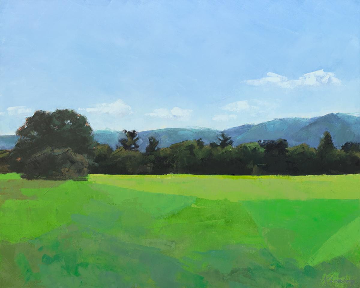 Ce paysage giclé en édition limitée de Molly Doe Wensberg est édité à 195 exemplaires. Elle présente une palette de verts et de bleus éclatants et capture une scène d'un champ avec un feuillage luxuriant et des collines ondulantes à l'arrière-plan.