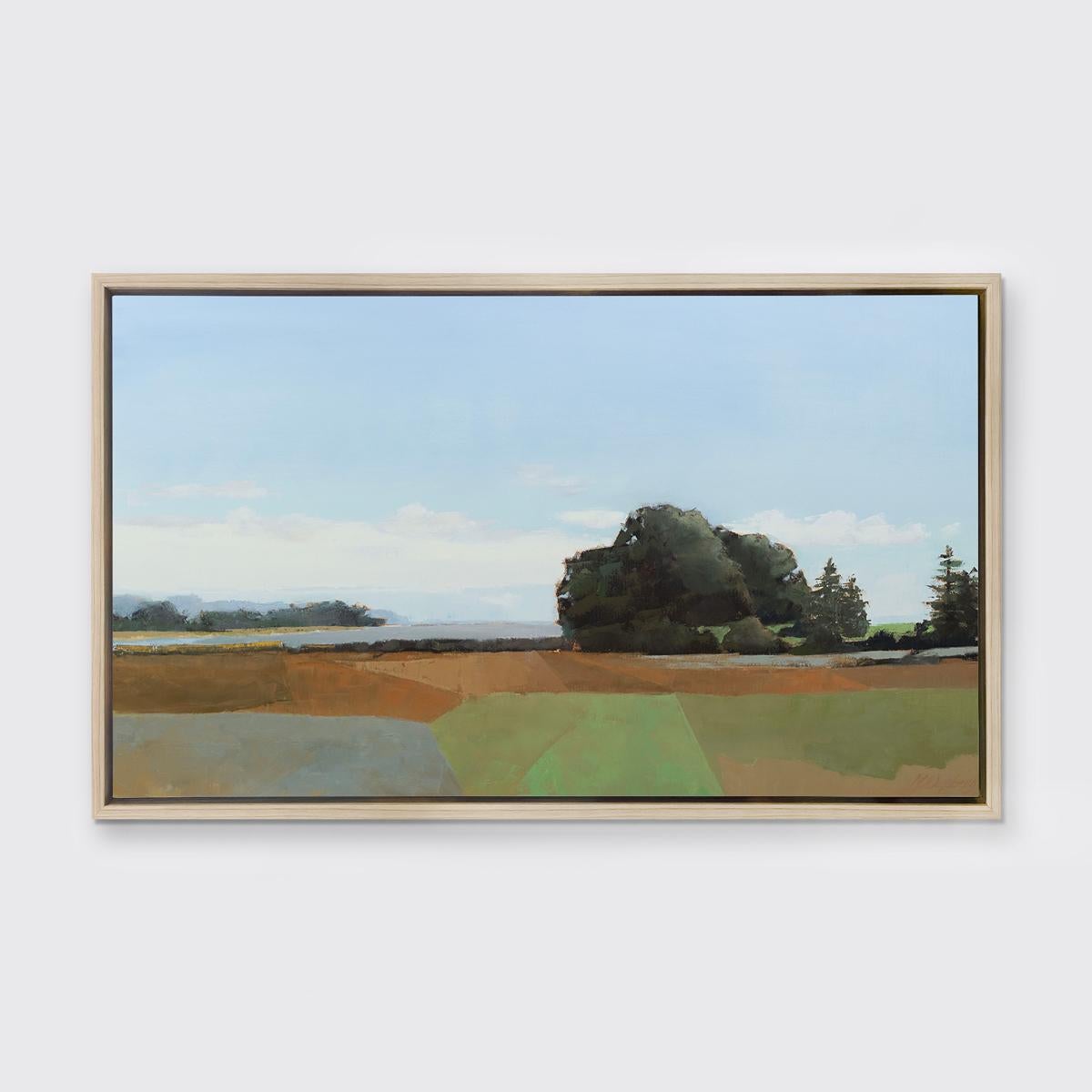 Esta Edición Limitada giclée de paisajes de Molly Doe Wensberg tiene una tirada de 195 ejemplares. Presenta una paleta fría de tonos azules y tierra, y capta una escena paisajística con exuberante follaje y campos ondulados bajo un cielo azul, con