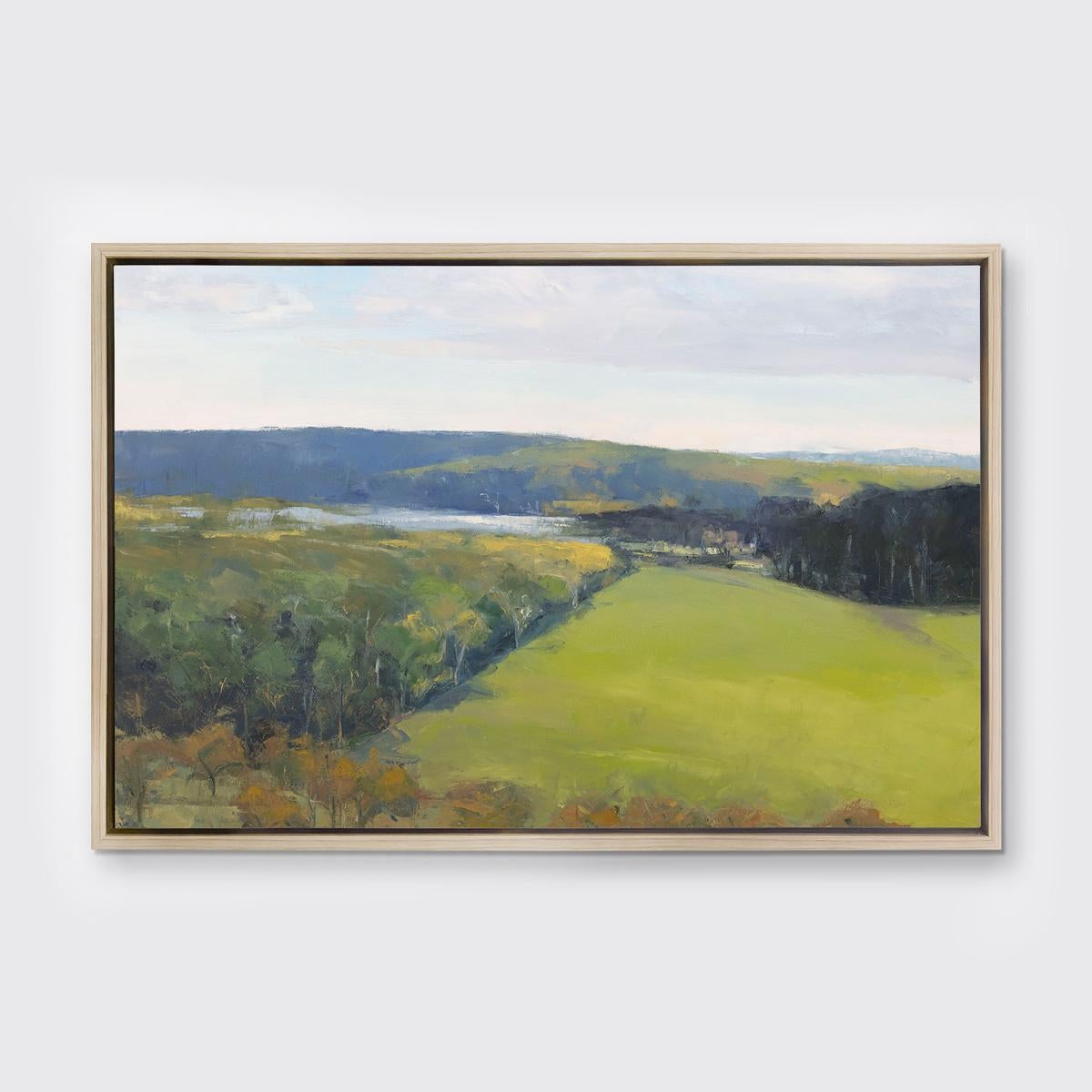 Esta Edición Limitada giclée de paisajes de Molly Doe Wensberg tiene una tirada de 195 ejemplares. Presenta una paleta de azules, verdes y amarillos fríos y capta una escena paisajística con exuberante follaje, colinas ondulantes y una pequeña masa