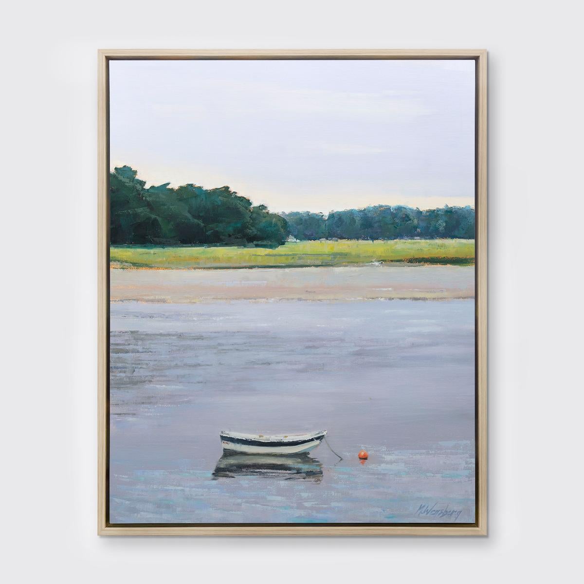 Die limitierte Auflage dieses Giclée-Küstenlandschaftsdrucks von Molly Doe Wensberg liegt bei 195 Stück. Der Druck ist in Grün- und hellen Lavendelfarben gehalten und zeigt im Vordergrund ein kleines schwarz-weißes Beiboot vor der Küste Neuenglands,