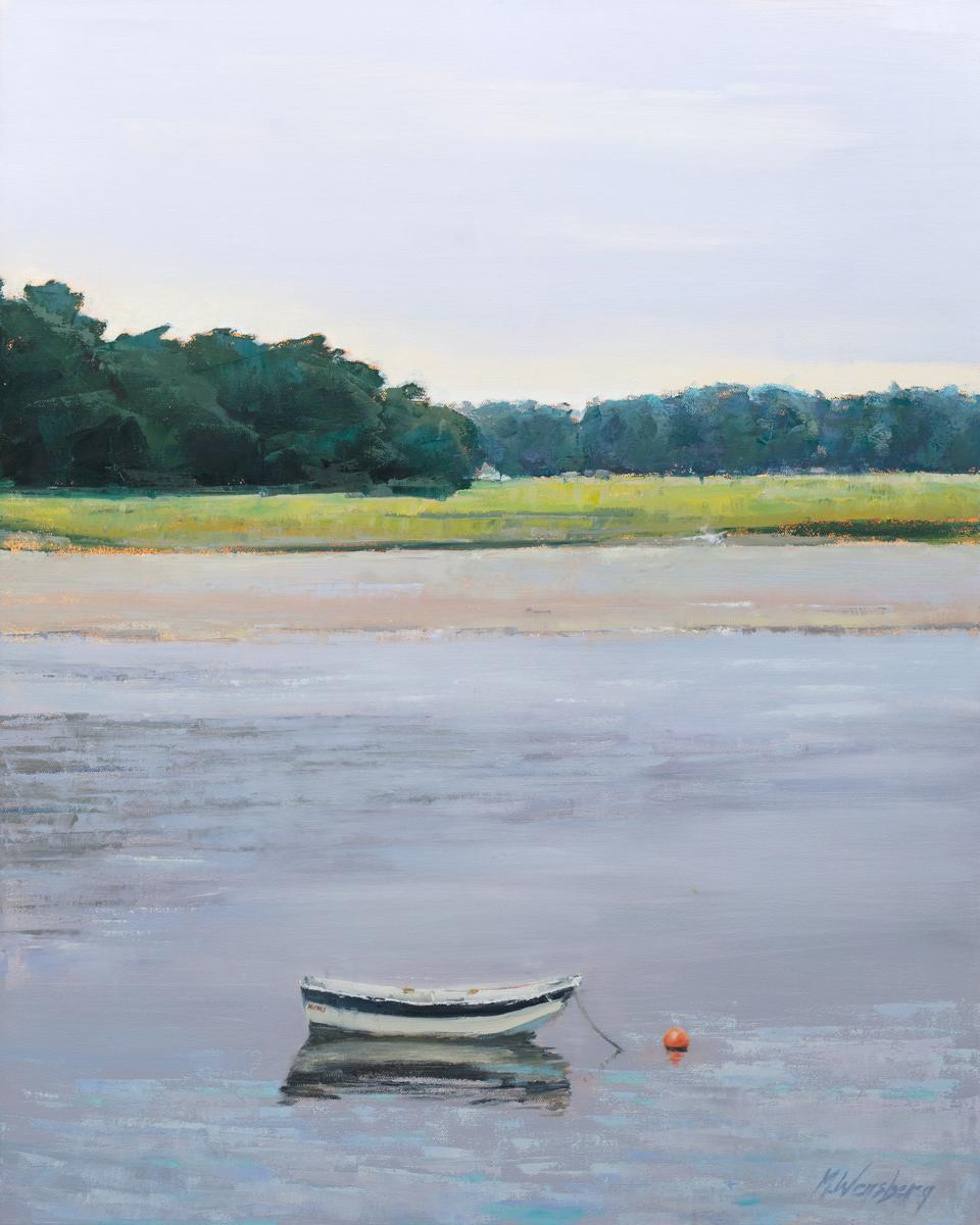 Esta Edición Limitada giclée de paisaje costero de Molly Doe Wensberg tiene una tirada de 195 ejemplares. La impresión presenta una paleta de colores verde y lavanda claro, y capta una escena de una pequeña embarcación auxiliar en blanco y negro