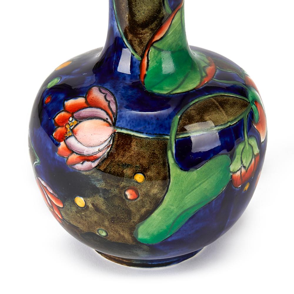 Molly Hancock Coronware Seerose bemalte Vase:: um 1920 im Zustand „Relativ gut“ in Bishop's Stortford, Hertfordshire