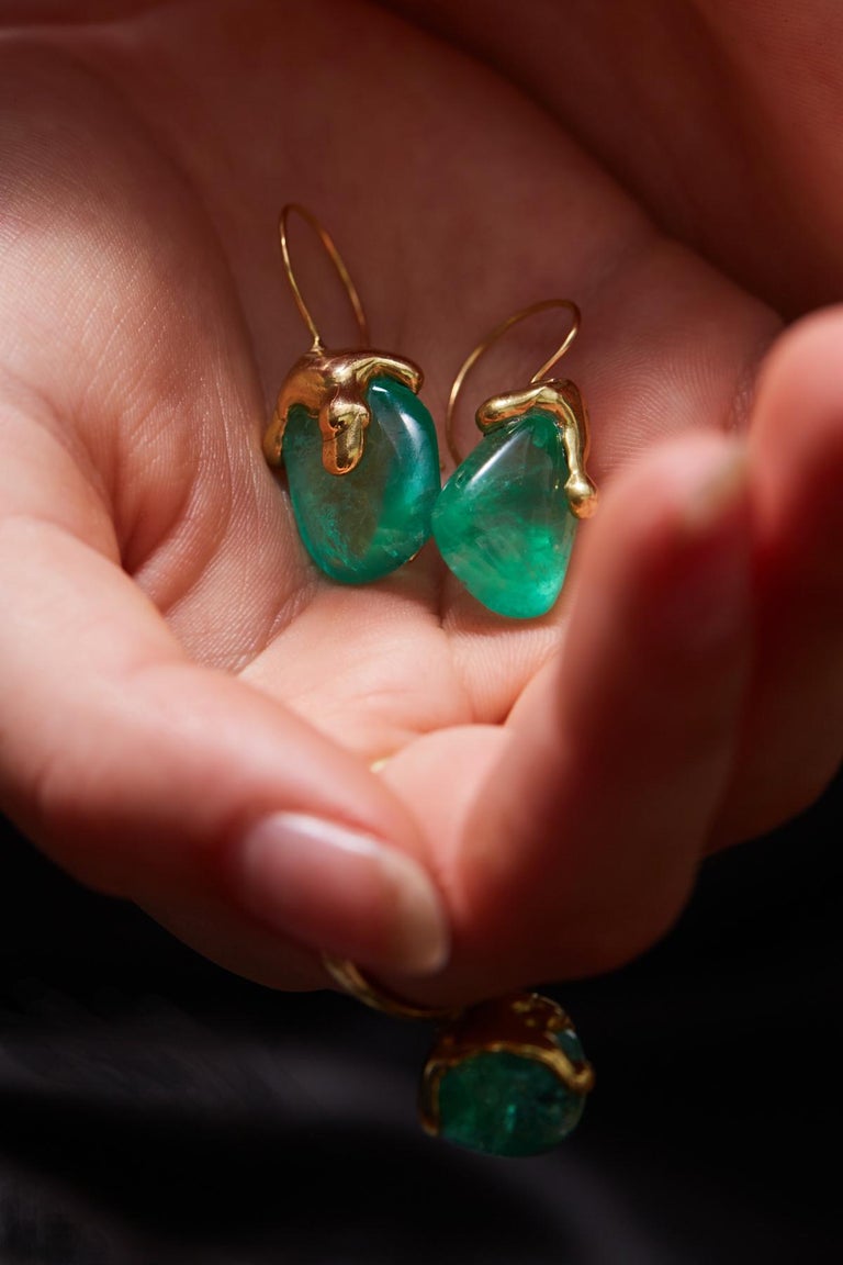 Contemporary Molten Muzo Earrings 18 Carat Recycled Gold 26.4 Carat Emerald For Sale