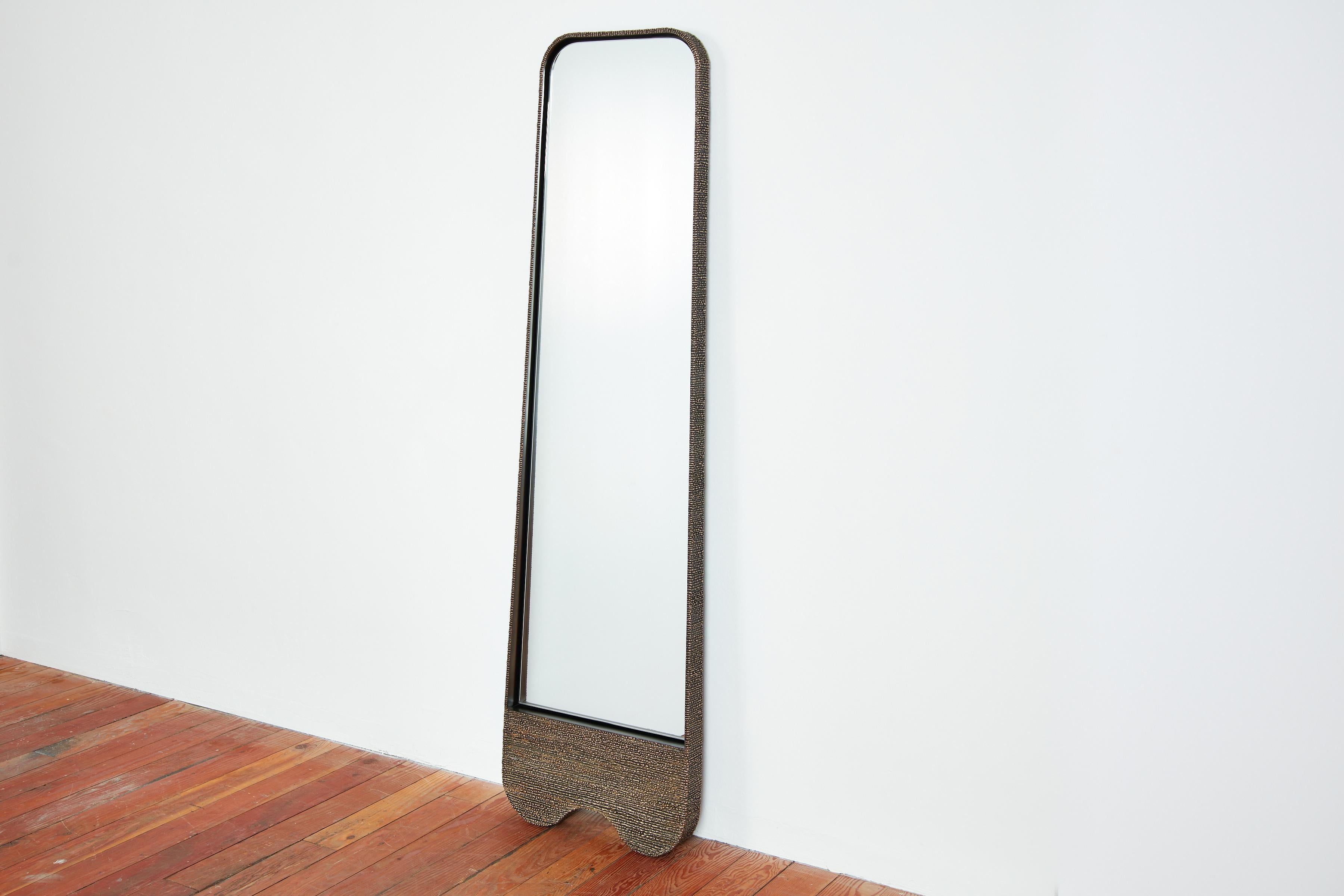 Stehender Spiegel Molten von William Emmerson
Abmessungen: T 7,6 x B 55,9 x H 203,2 cm.
MATERIALIEN: Bronze und Stahl.
 
Ein faszinierender Luxus-Spiegel, der Stahl, Bronze und eine geschmolzene Oberfläche miteinander verbindet. William Emmersons