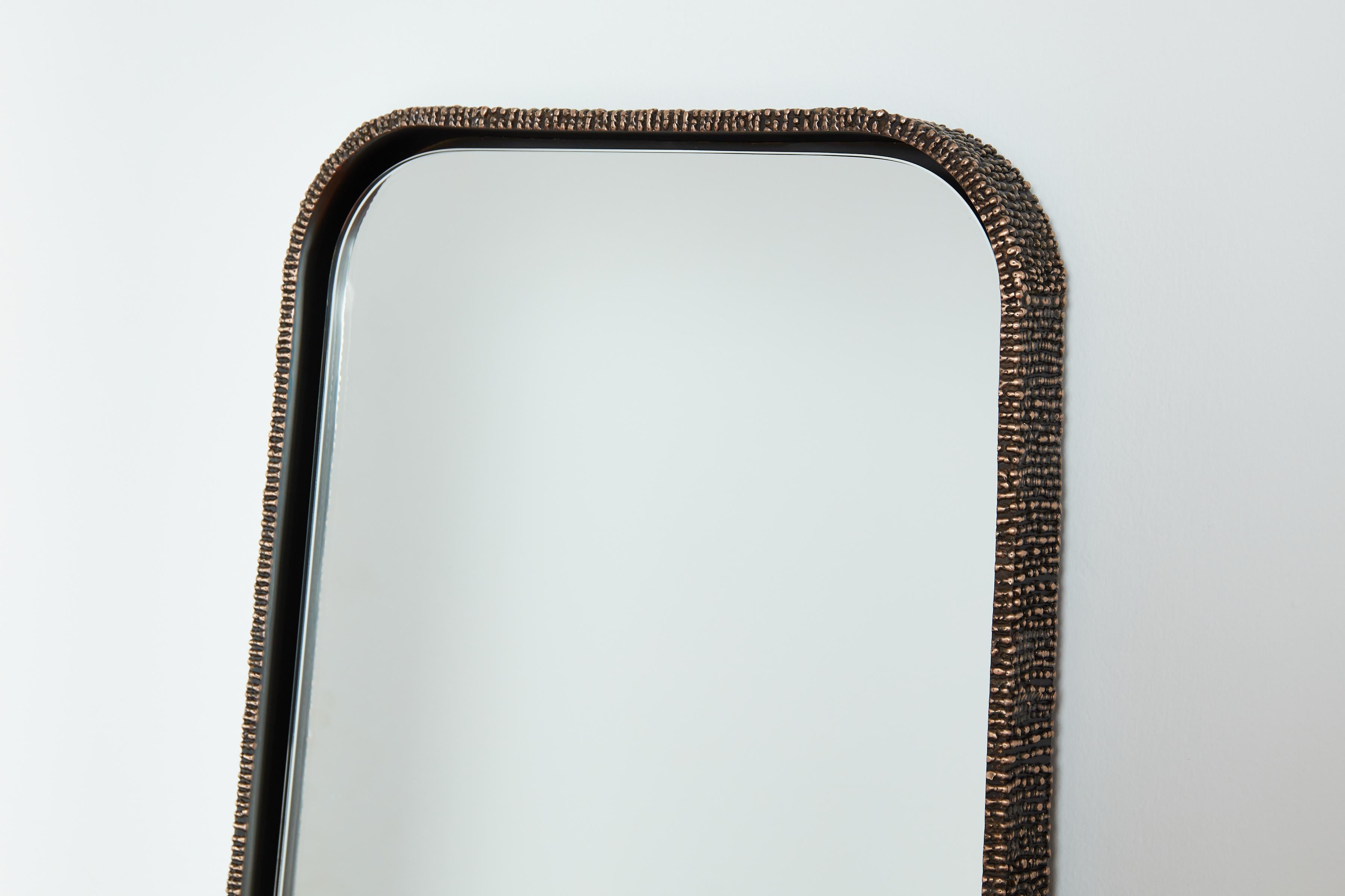 Stehender Spiegel Molten von William Emmerson (Bronze) im Angebot