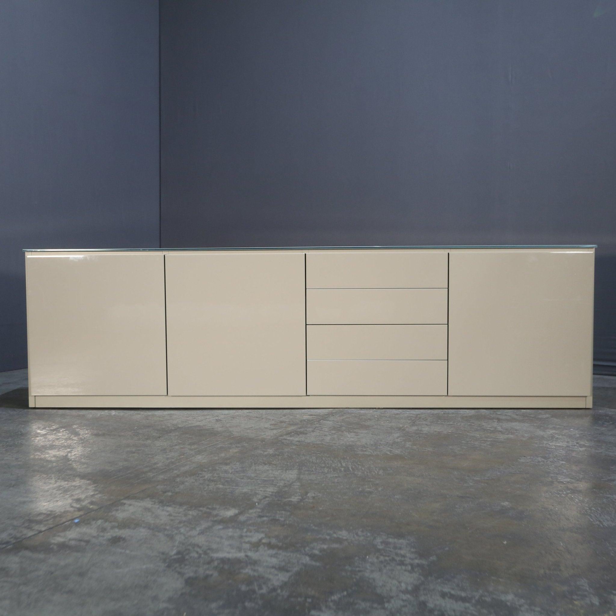 Das Molteni 505 Platinum Sideboard ist eine atemberaubende Ergänzung für jeden luxuriösen Wohnbereich. Dieses aus den besten Materialien gefertigte Sideboard besticht durch sein schlichtes und modernes Design, das sich perfekt für zeitgenössische