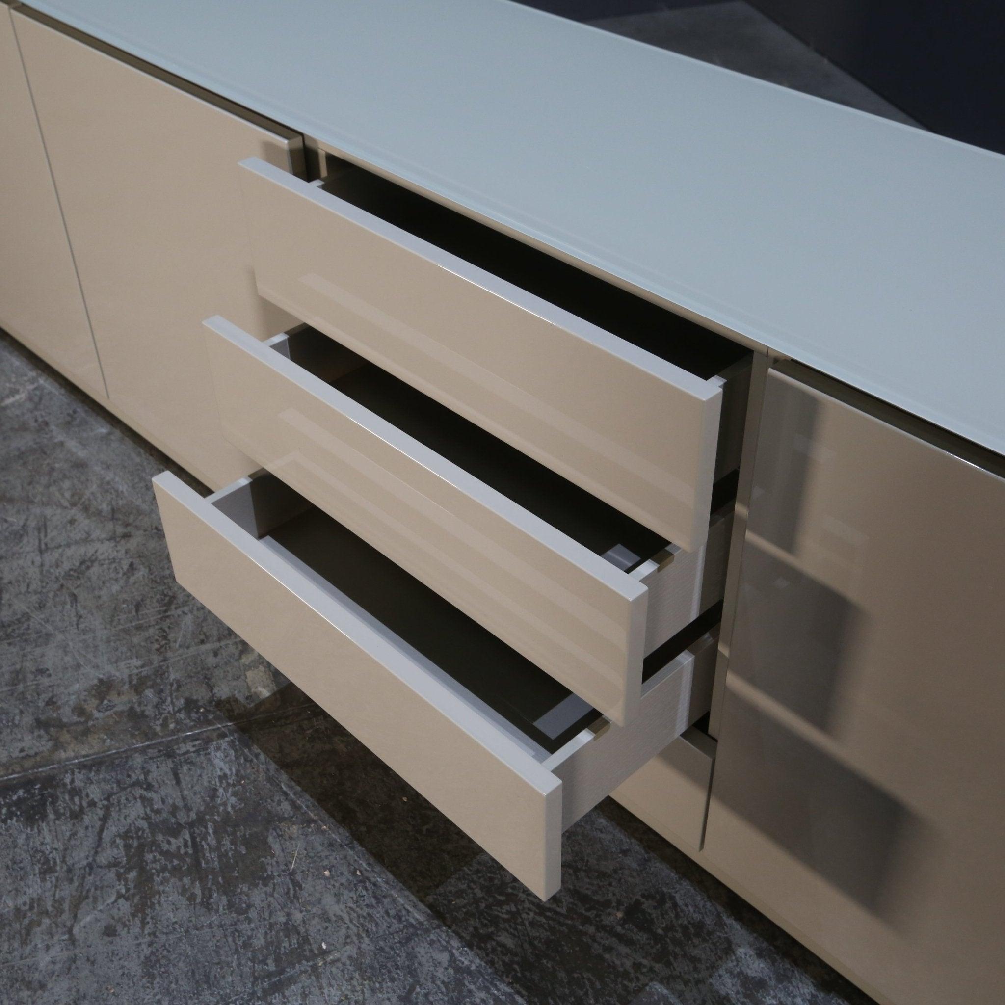 Molteni 505 Platin Sideboard mit Glasplatte im Zustand „Gut“ in Basildon, London
