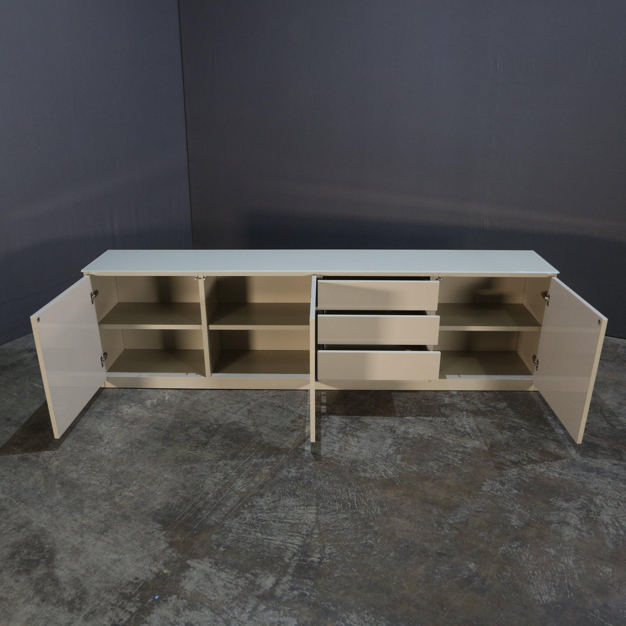 Molteni 505 Platin Sideboard mit Glasplatte (21. Jahrhundert und zeitgenössisch)