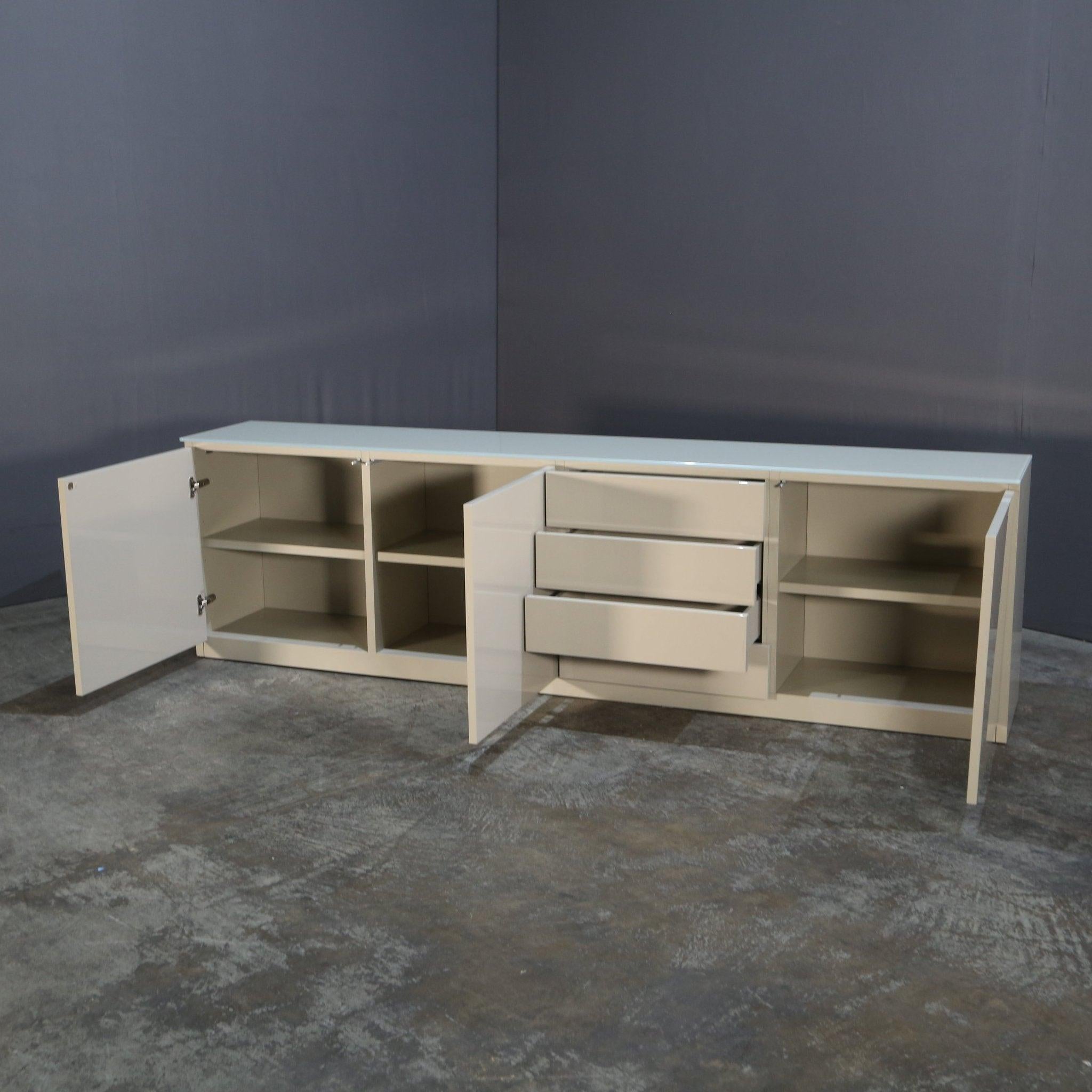 Molteni 505 Platin Sideboard mit Glasplatte (Metall)