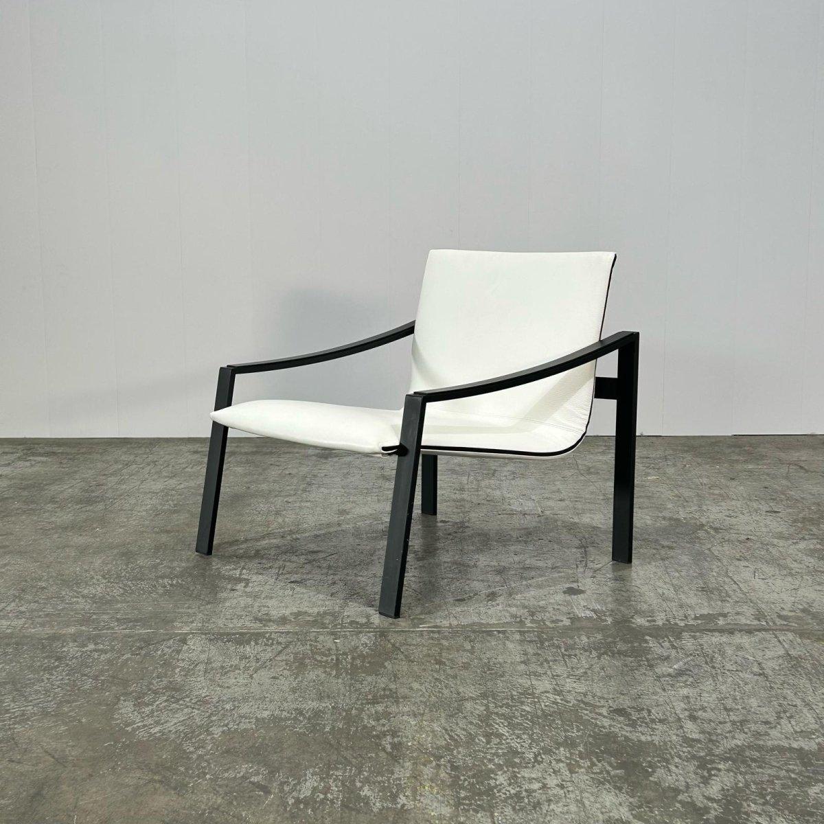 Ti presentiamo la poltrona Allure del famoso designer Matteo Nunziati per Molteni & C.. Questo splendido pezzo è l'epitome del lusso e della raffinatezza, perfetto per elevare qualsiasi spazio abitativo. Realizzata con materiali di altissima