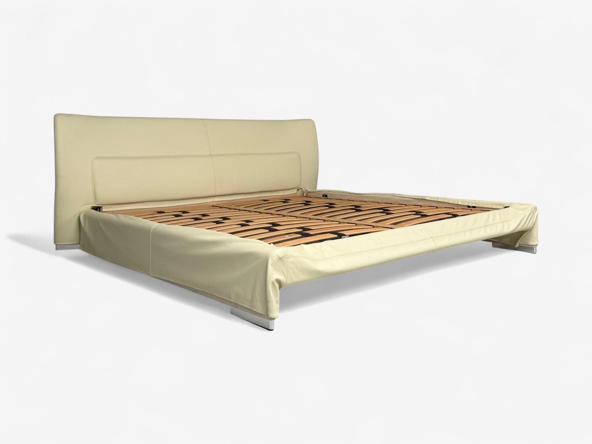 Molteni & C., cuir crème, chrome, cadre de lit king size, Italie, C.I.C.

La Collection A.I.C. est un hommage sincère à Milan, avec de nouvelles pièces qui effeuillent les couches d'histoire et d'innovation de la ville, honorant son passé créatif