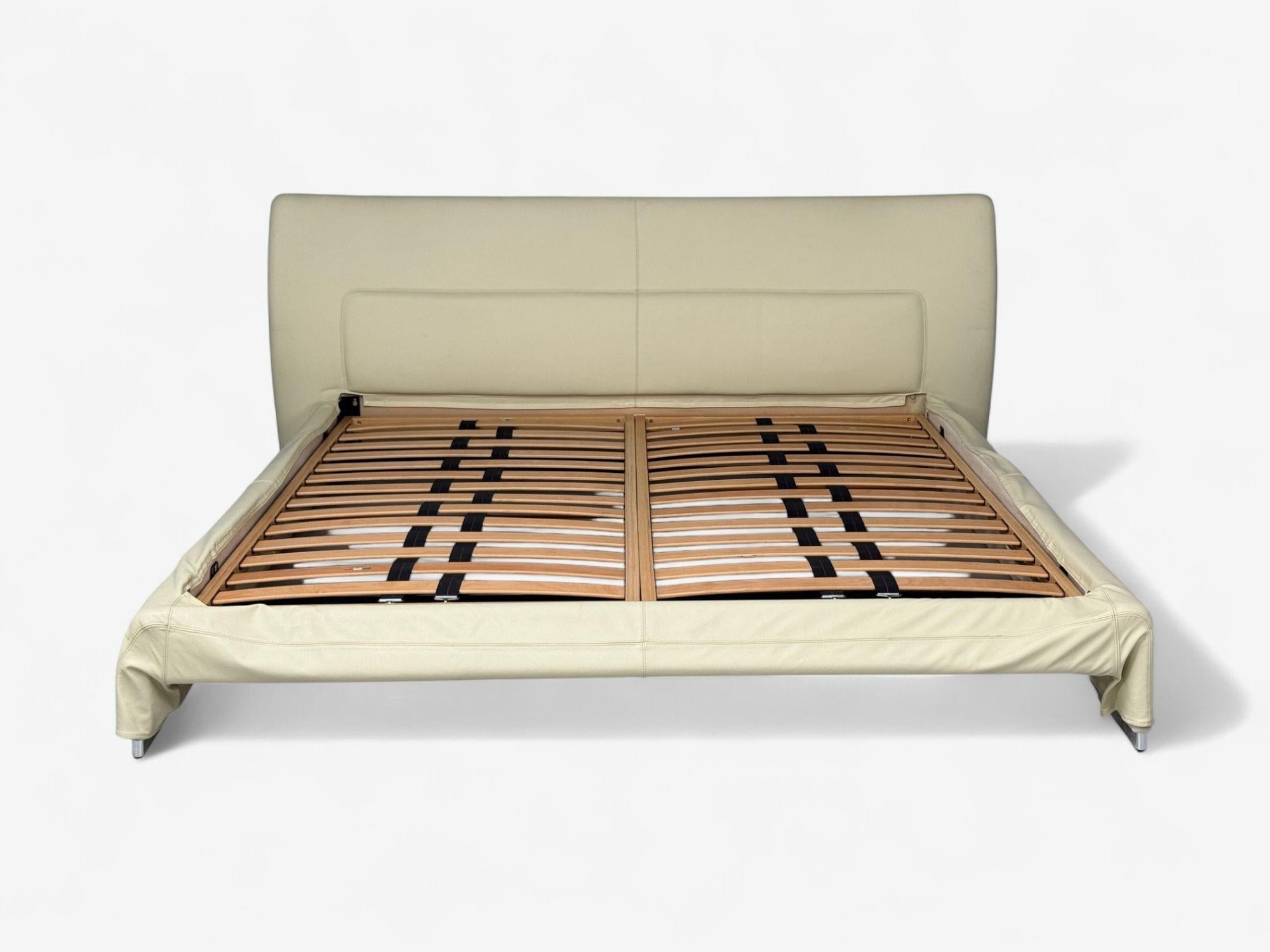 italien Molteni & C., cuir crème, chrome, cadre de lit king size, Italie, C.I.C. en vente