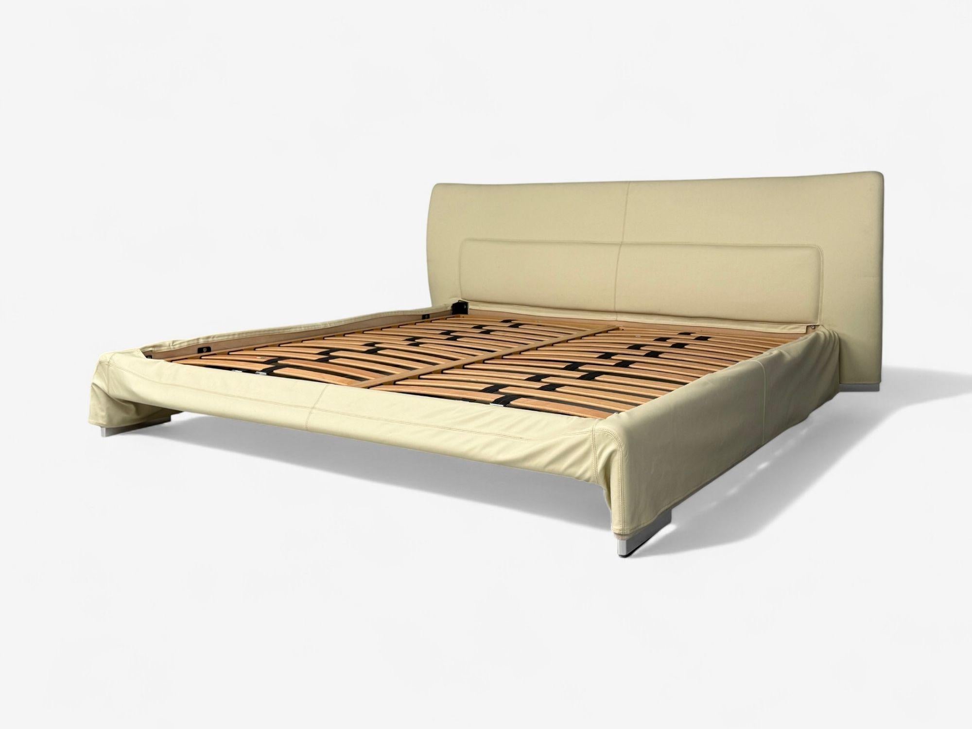 Molteni & C., cuir crème, chrome, cadre de lit king size, Italie, C.I.C. Bon état - En vente à Manhasset, NY