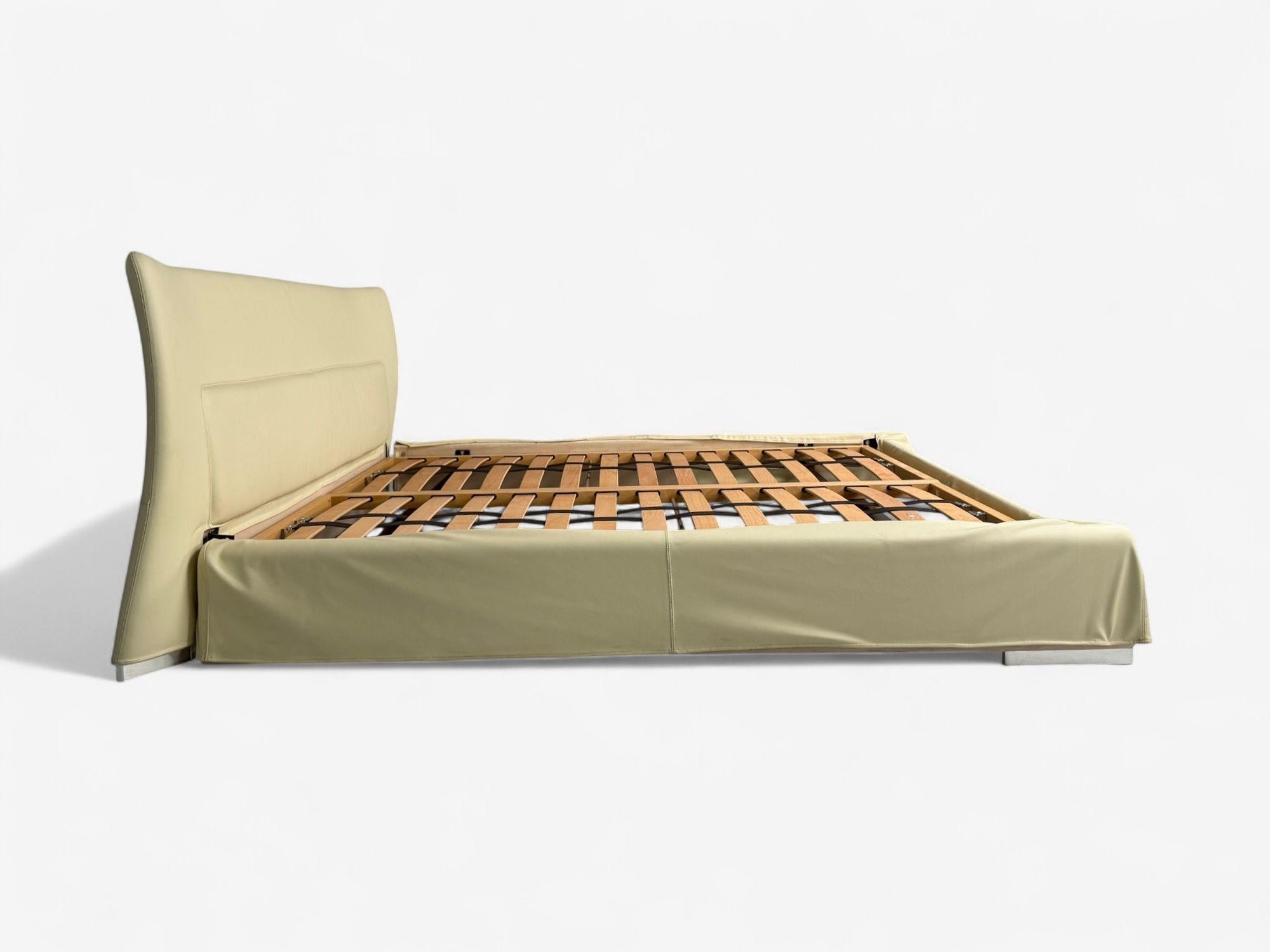 XXIe siècle et contemporain Molteni & C., cuir crème, chrome, cadre de lit king size, Italie, C.I.C. en vente