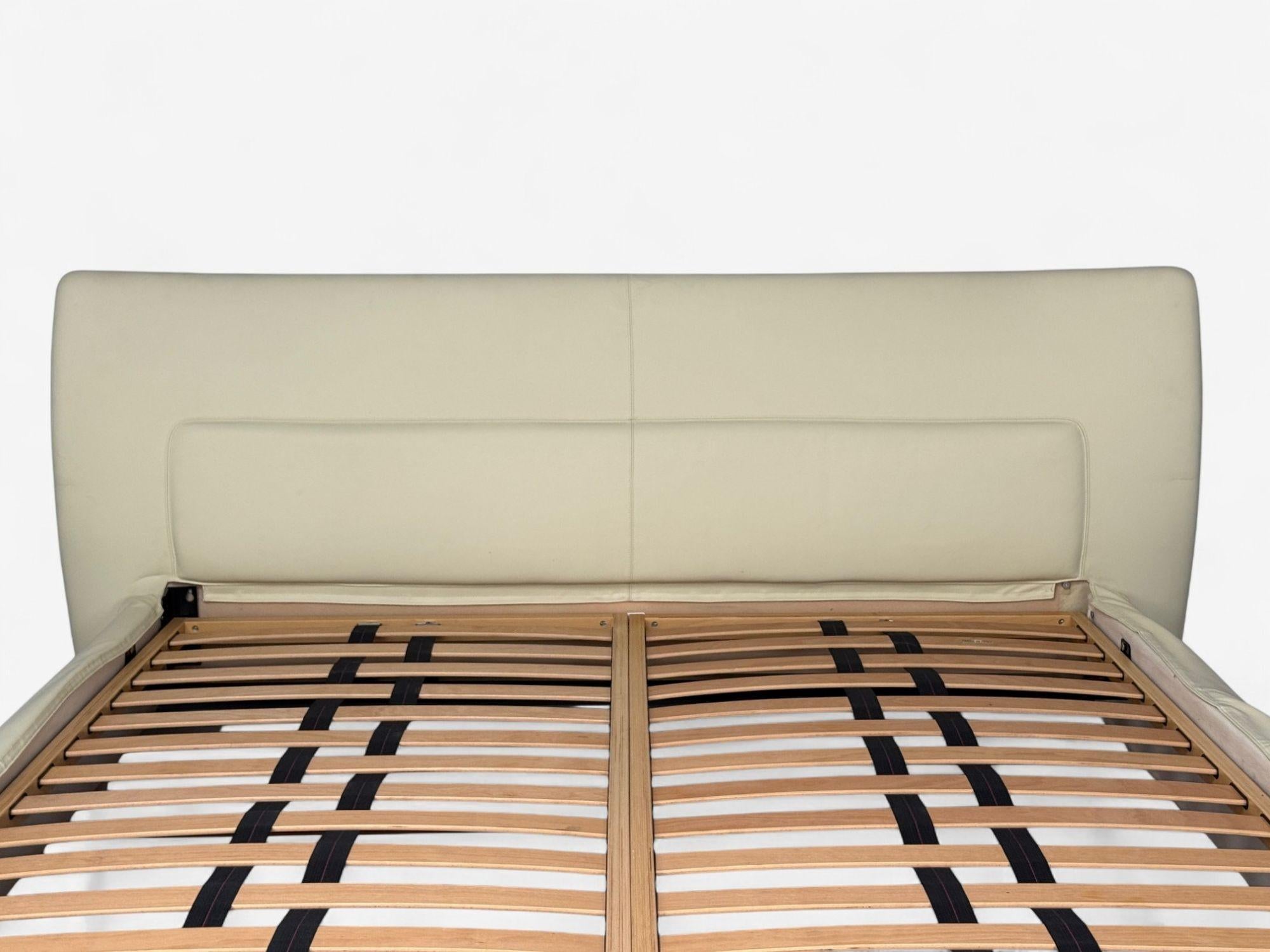 Molteni & C., cuir crème, chrome, cadre de lit king size, Italie, C.I.C. en vente 1