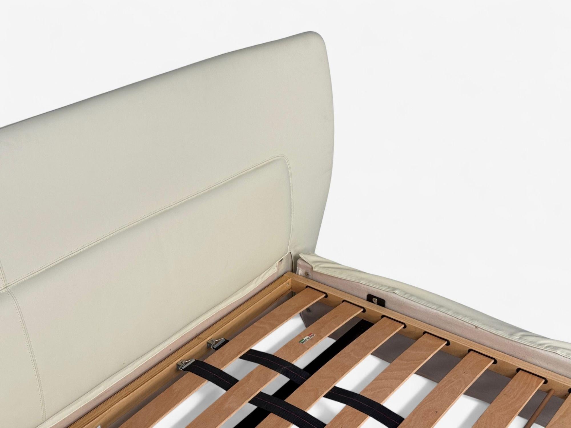 Molteni & C., cuir crème, chrome, cadre de lit king size, Italie, C.I.C. en vente 2