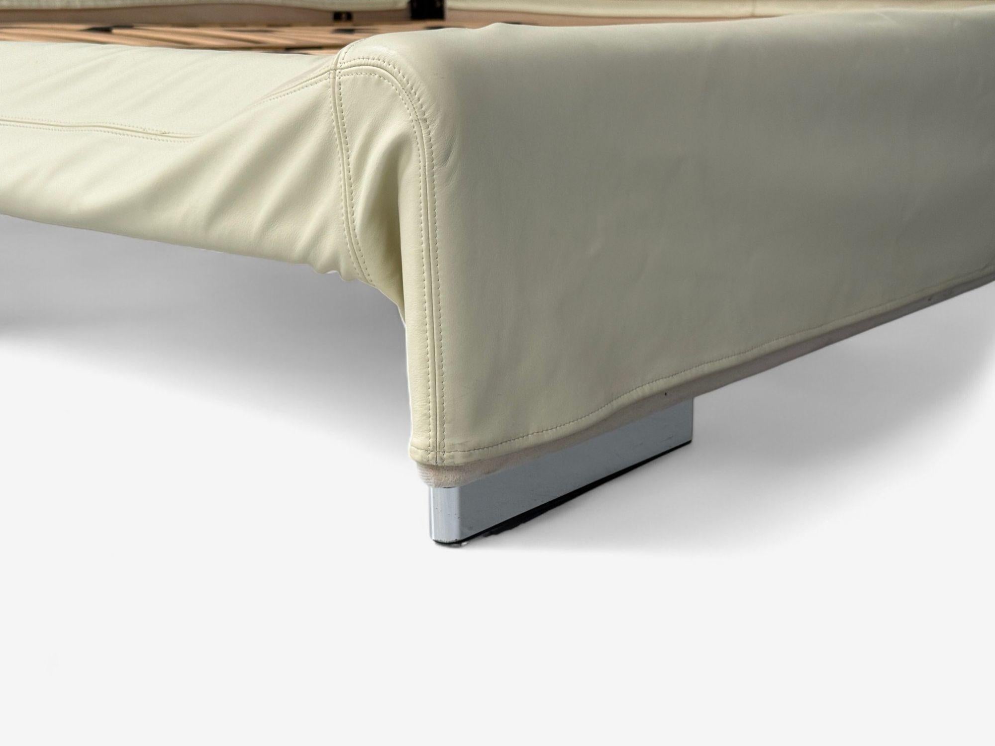 Molteni & C., cuir crème, chrome, cadre de lit king size, Italie, C.I.C. en vente 3
