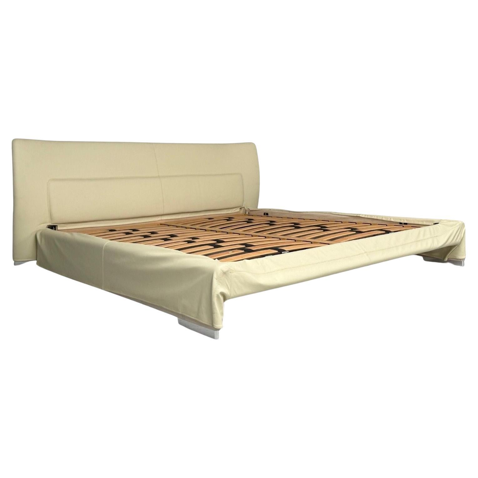 Molteni & C., cuir crème, chrome, cadre de lit king size, Italie, C.I.C. en vente